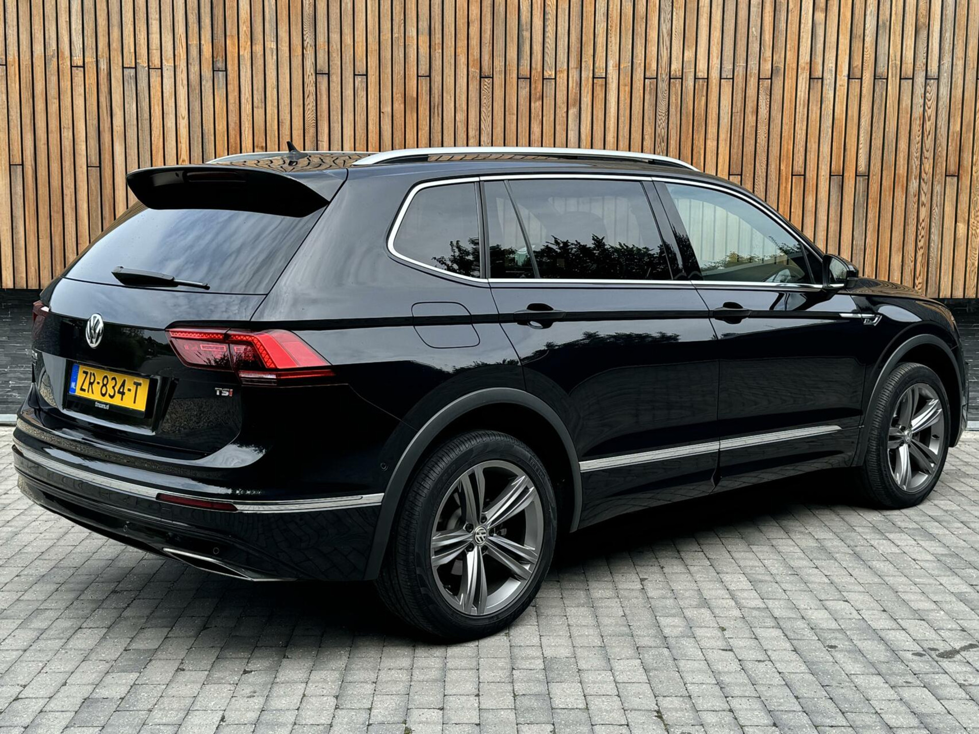 Volkswagen Tiguan Allspace 1.5 TSI R-line DSG | Panoramadak | Apple CarPlay | Navigatiesysteem | 19 inch velgen | Parkeersensoren voor en achter | Achteruitrijcamera 40045955-1.jpg | Timcars.nl