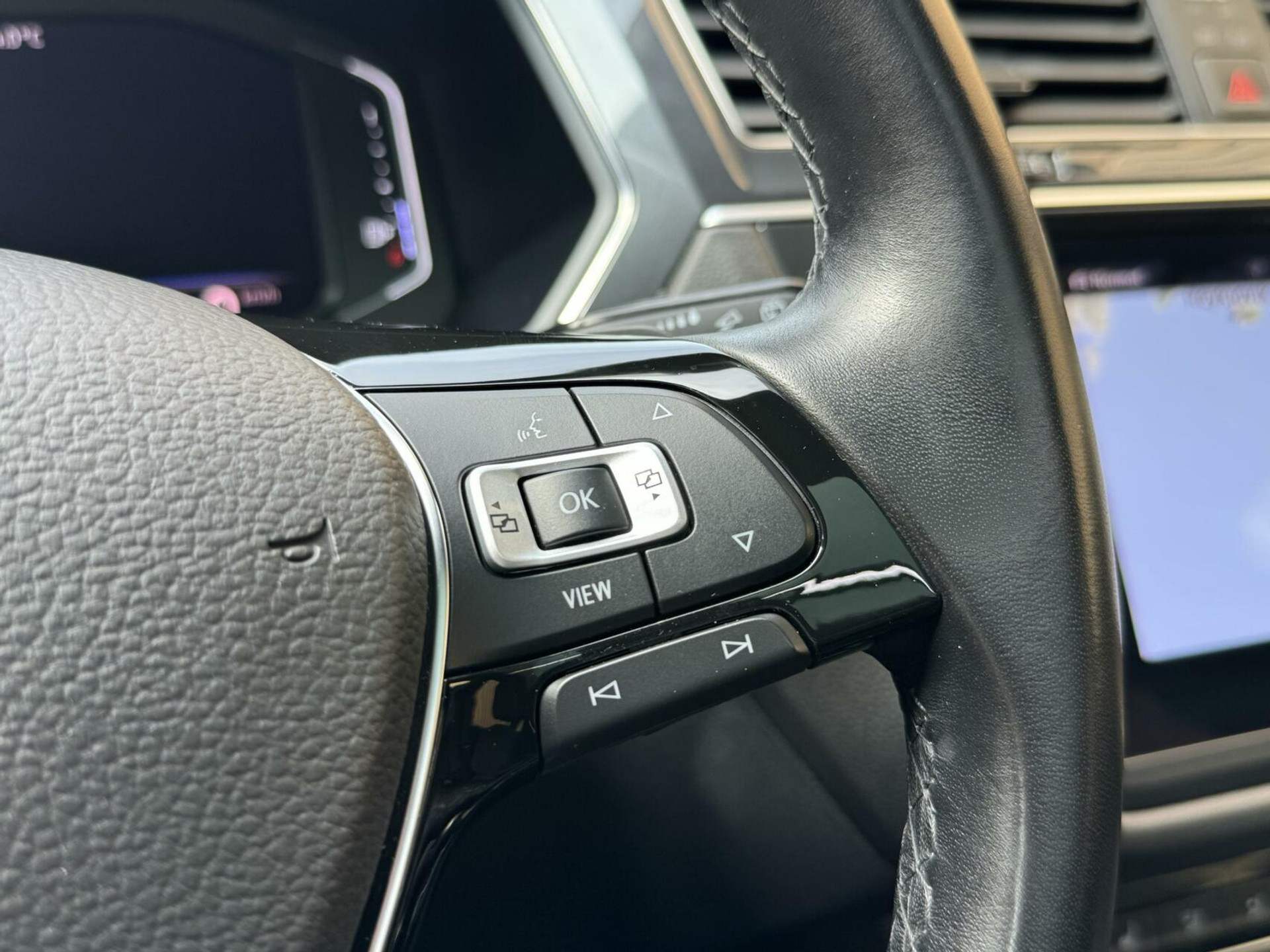 Volkswagen Tiguan Allspace 1.5 TSI R-line DSG | Panoramadak | Apple CarPlay | Navigatiesysteem | 19 inch velgen | Parkeersensoren voor en achter | Achteruitrijcamera 40045955-10.jpg | Timcars.nl