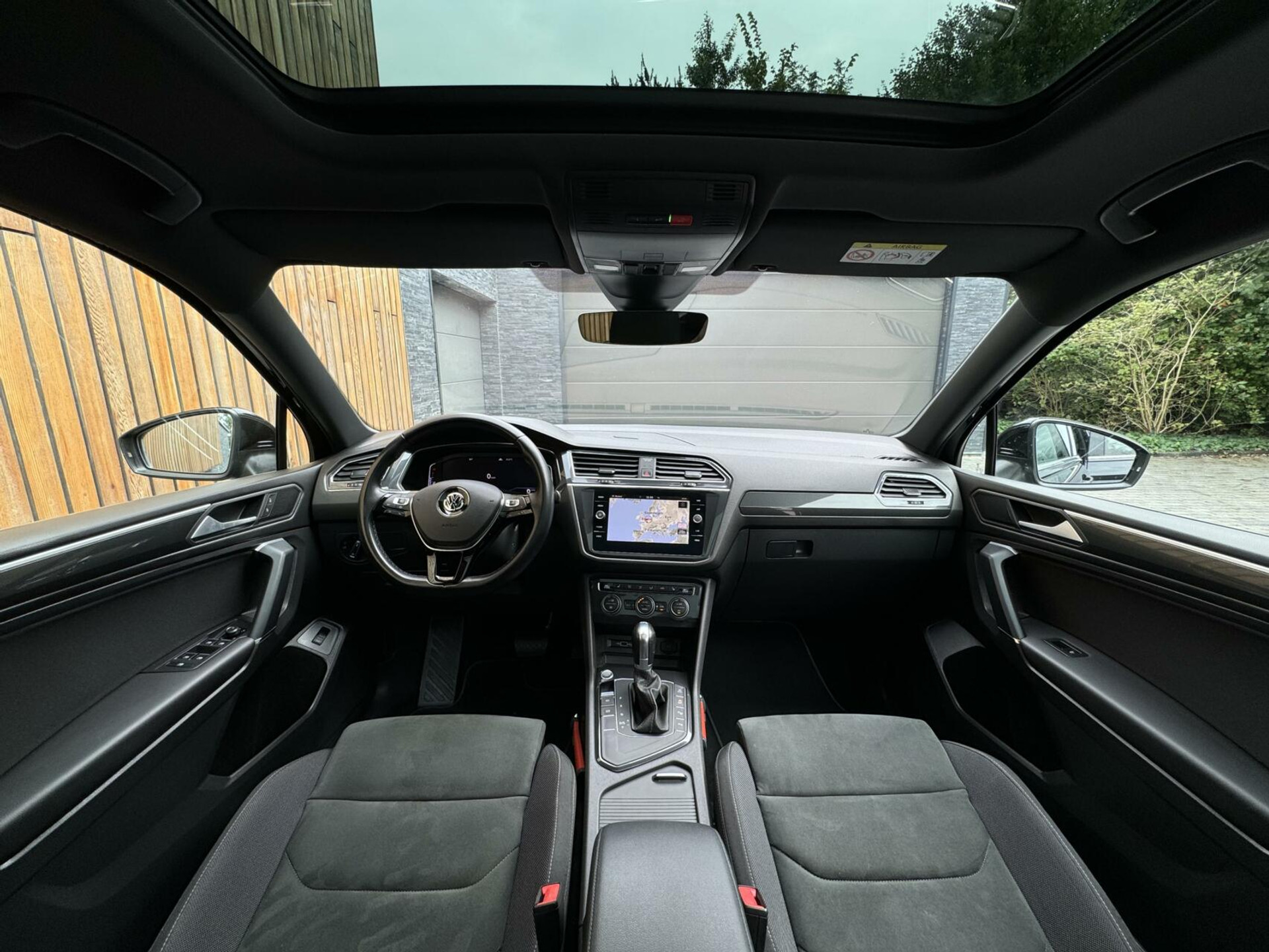 Volkswagen Tiguan Allspace 1.5 TSI R-line DSG | Panoramadak | Apple CarPlay | Navigatiesysteem | 19 inch velgen | Parkeersensoren voor en achter | Achteruitrijcamera 40045955-2.jpg | Timcars.nl