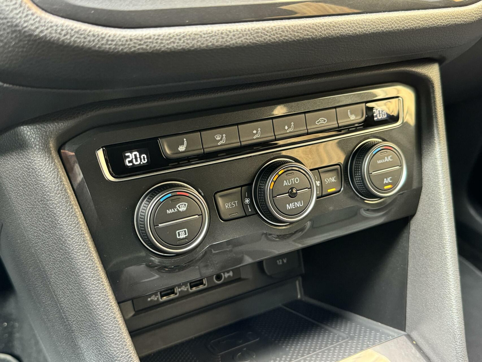 Volkswagen Tiguan Allspace 1.5 TSI R-line DSG | Panoramadak | Apple CarPlay | Navigatiesysteem | 19 inch velgen | Parkeersensoren voor en achter | Achteruitrijcamera 40045955-22.jpg | Timcars.nl