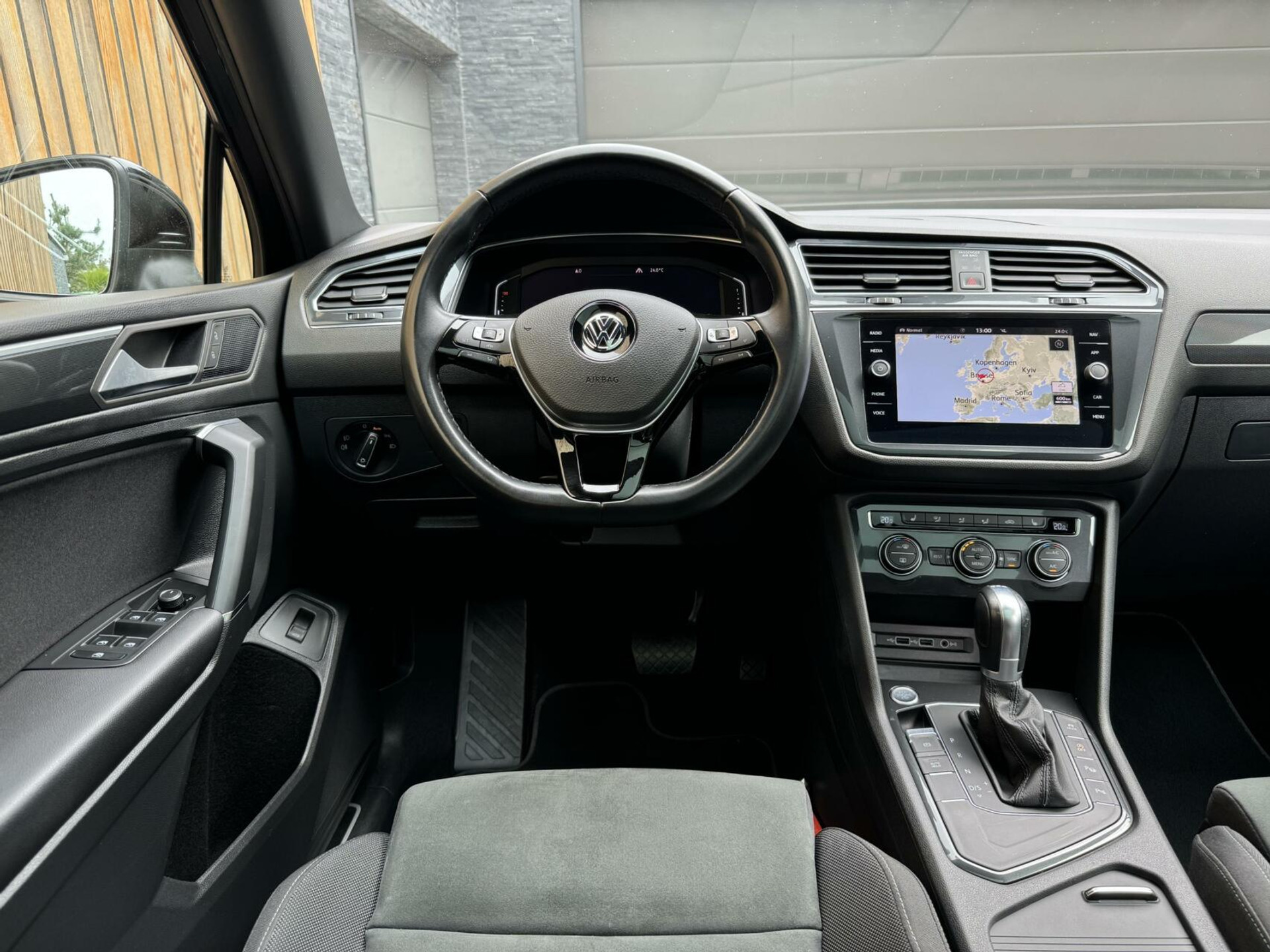 Volkswagen Tiguan Allspace 1.5 TSI R-line DSG | Panoramadak | Apple CarPlay | Navigatiesysteem | 19 inch velgen | Parkeersensoren voor en achter | Achteruitrijcamera 40045955-24.jpg | Timcars.nl