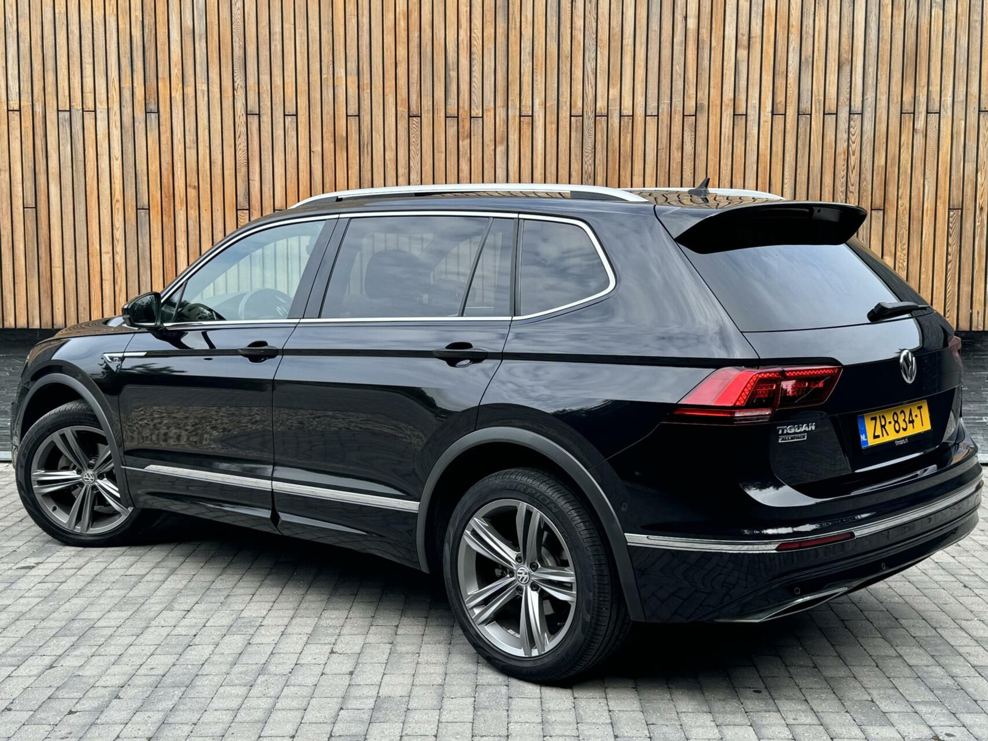 Volkswagen Tiguan Allspace 1.5 TSI R-line DSG | Panoramadak | Apple CarPlay | Navigatiesysteem | 19 inch velgen | Parkeersensoren voor en achter | Achteruitrijcamera 40045955-25.jpg | Timcars.nl