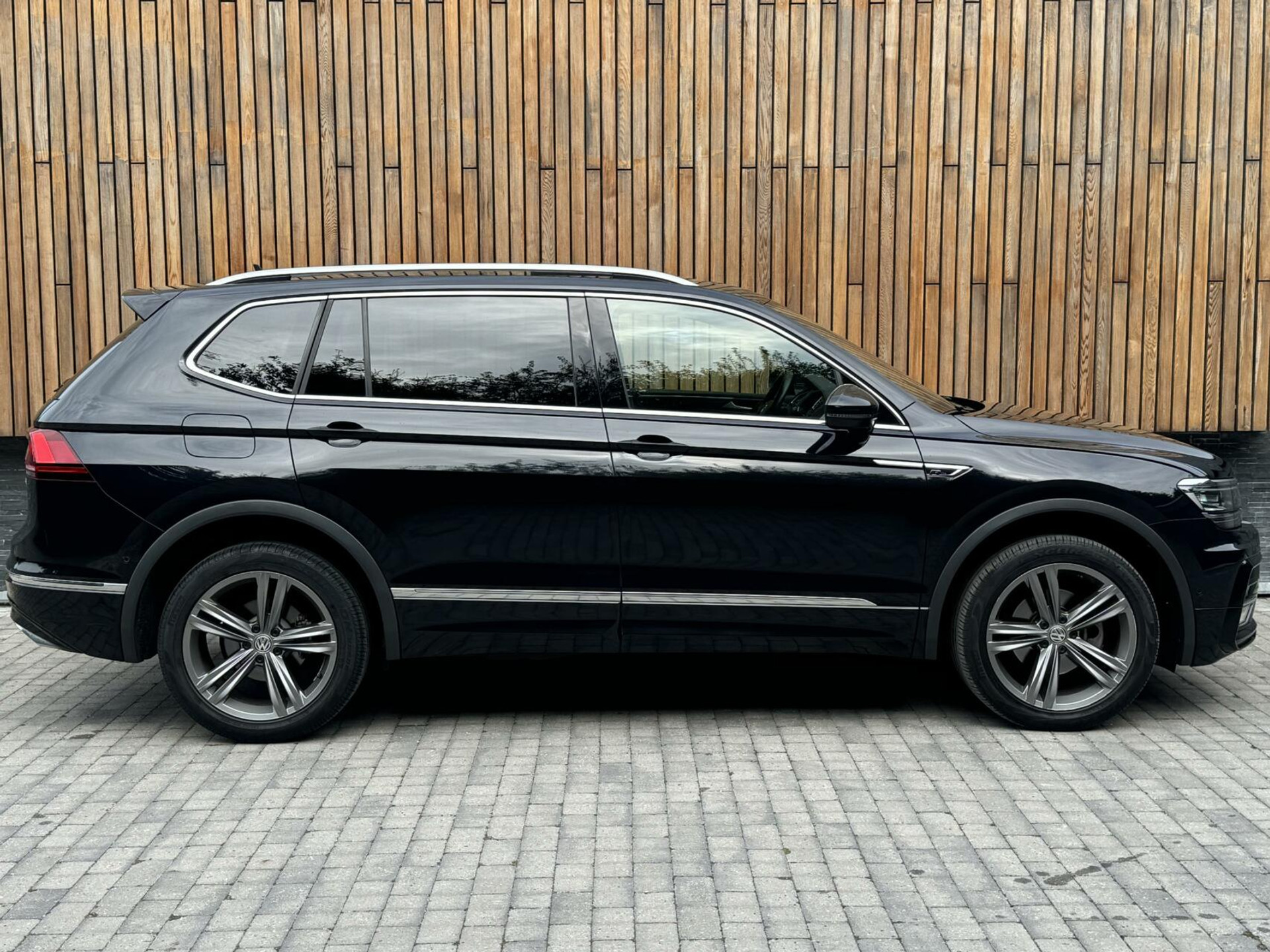 Volkswagen Tiguan Allspace 1.5 TSI R-line DSG | Panoramadak | Apple CarPlay | Navigatiesysteem | 19 inch velgen | Parkeersensoren voor en achter | Achteruitrijcamera 40045955-26.jpg | Timcars.nl