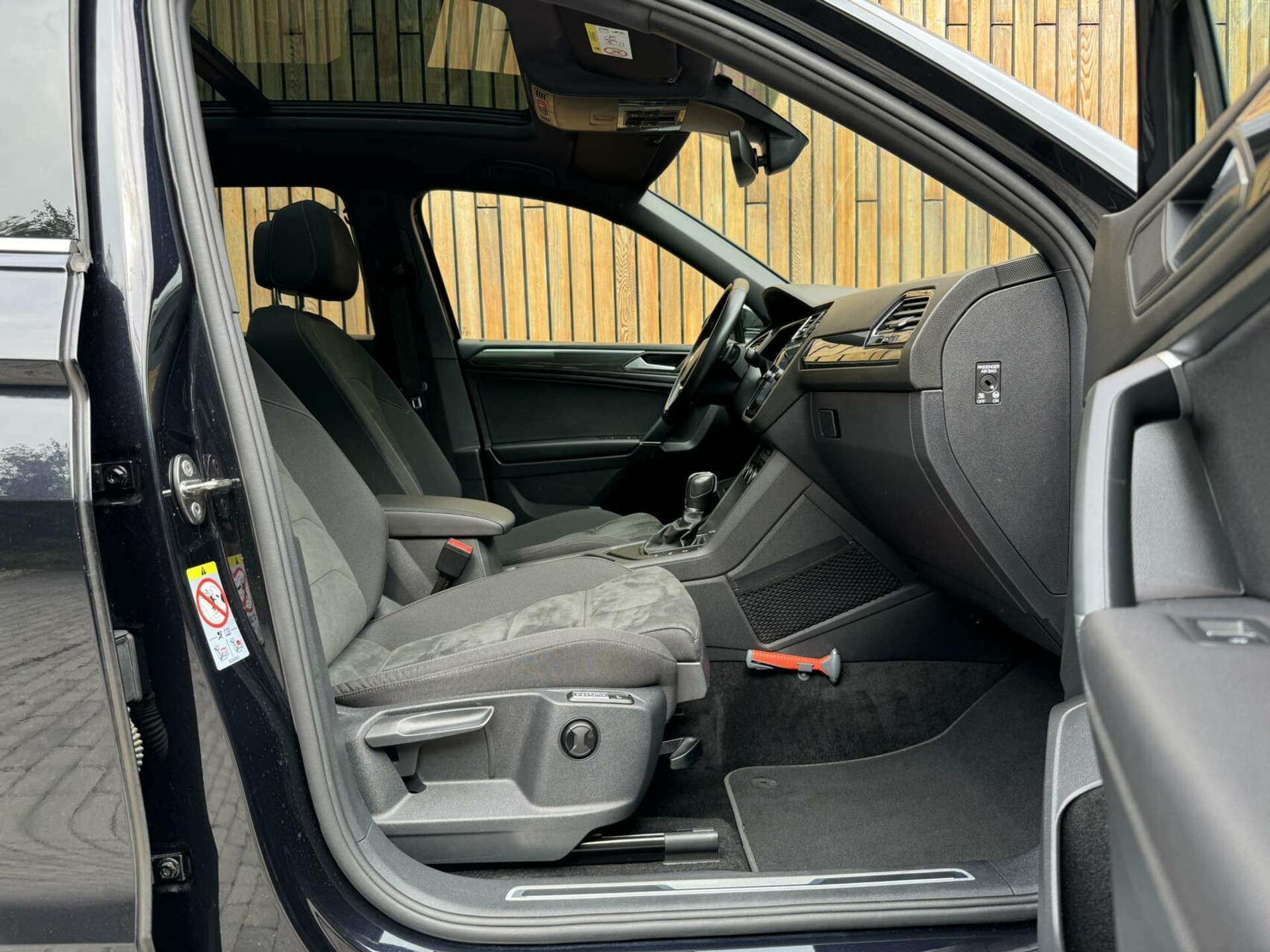 Volkswagen Tiguan Allspace 1.5 TSI R-line DSG | Panoramadak | Apple CarPlay | Navigatiesysteem | 19 inch velgen | Parkeersensoren voor en achter | Achteruitrijcamera 40045955-29.jpg | Timcars.nl