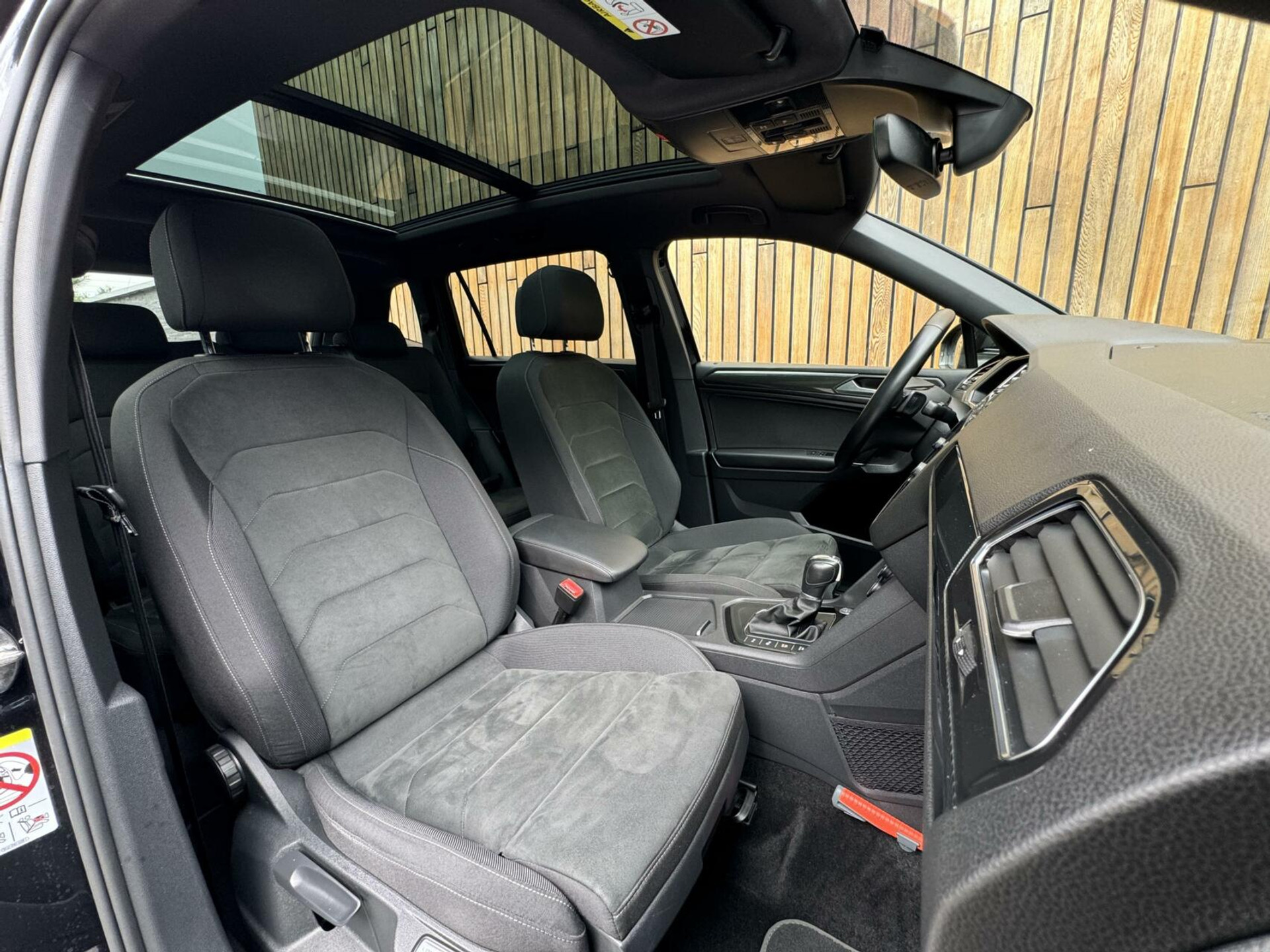 Volkswagen Tiguan Allspace 1.5 TSI R-line DSG | Panoramadak | Apple CarPlay | Navigatiesysteem | 19 inch velgen | Parkeersensoren voor en achter | Achteruitrijcamera 40045955-30.jpg | Timcars.nl