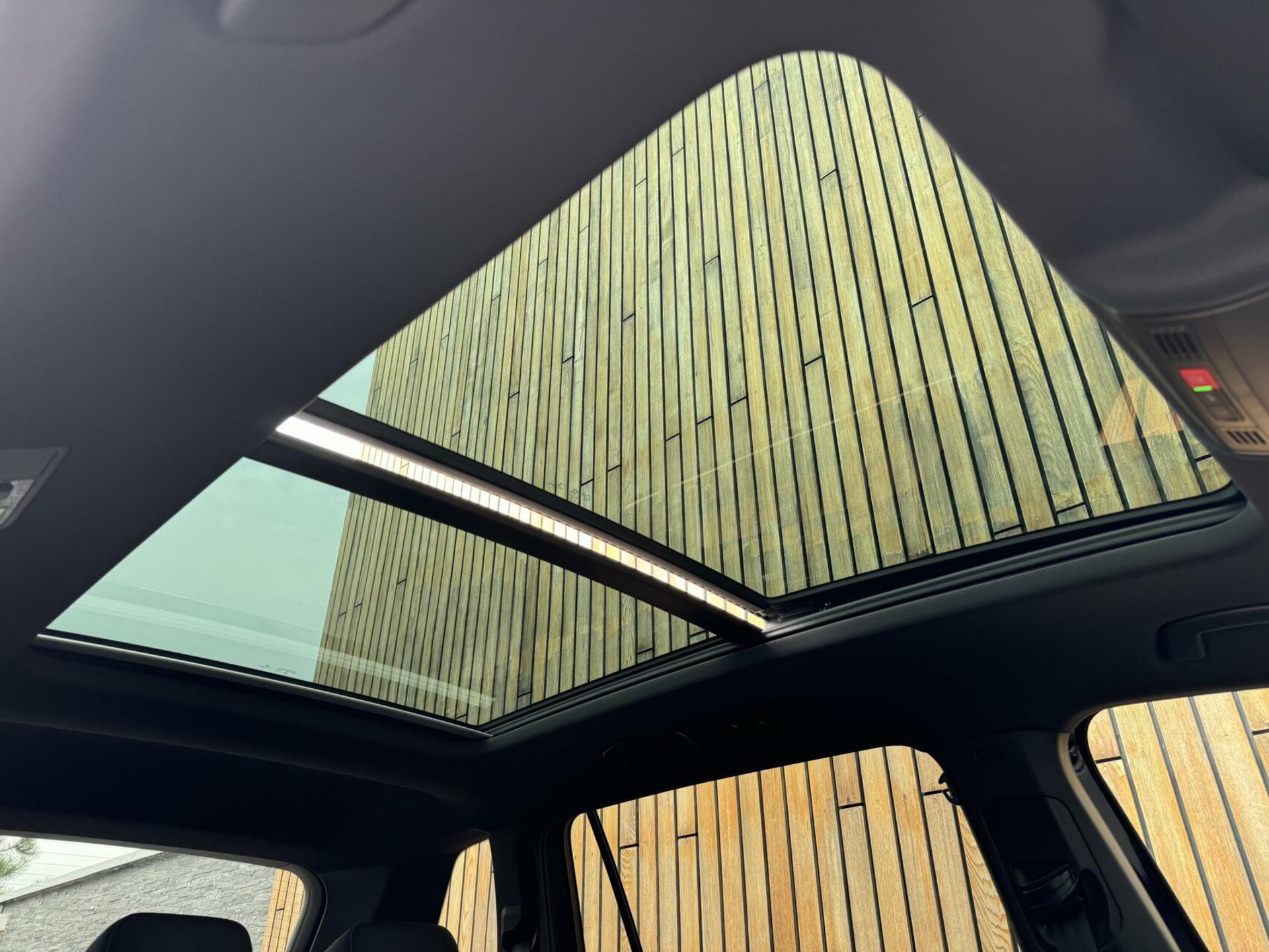 Volkswagen Tiguan Allspace 1.5 TSI R-line DSG | Panoramadak | Apple CarPlay | Navigatiesysteem | 19 inch velgen | Parkeersensoren voor en achter | Achteruitrijcamera 40045955-31.jpg | Timcars.nl