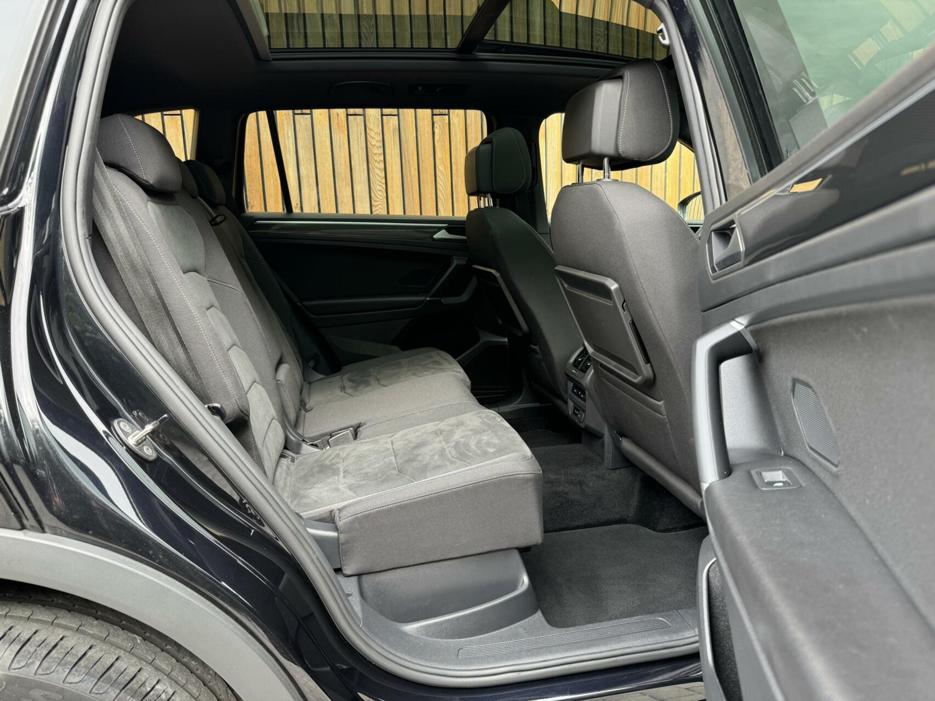 Volkswagen Tiguan Allspace 1.5 TSI R-line DSG | Panoramadak | Apple CarPlay | Navigatiesysteem | 19 inch velgen | Parkeersensoren voor en achter | Achteruitrijcamera 40045955-33.jpg | Timcars.nl