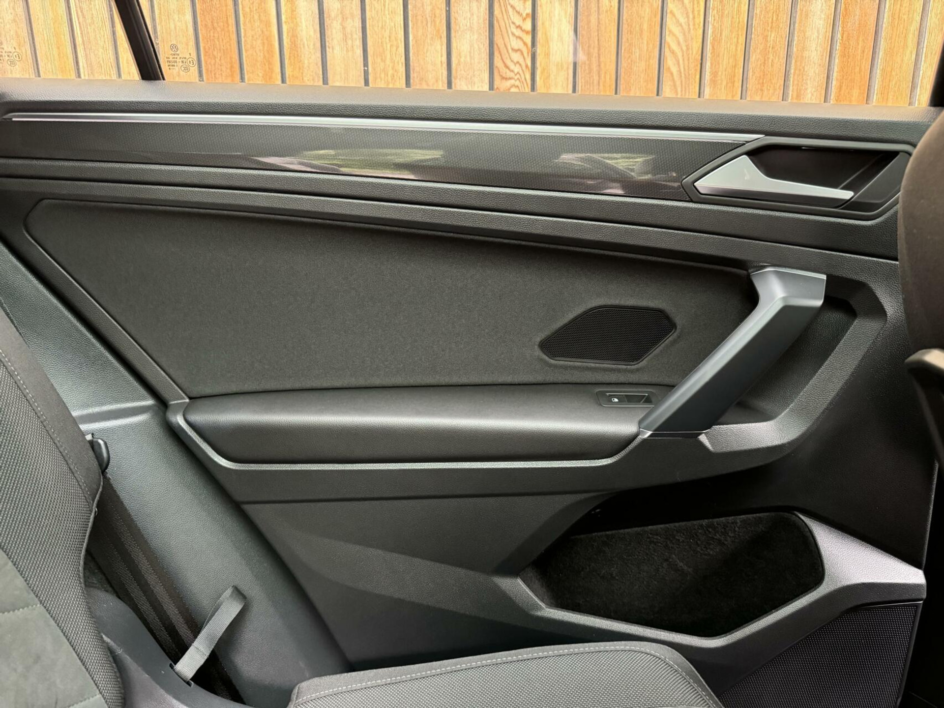 Volkswagen Tiguan Allspace 1.5 TSI R-line DSG | Panoramadak | Apple CarPlay | Navigatiesysteem | 19 inch velgen | Parkeersensoren voor en achter | Achteruitrijcamera 40045955-34.jpg | Timcars.nl