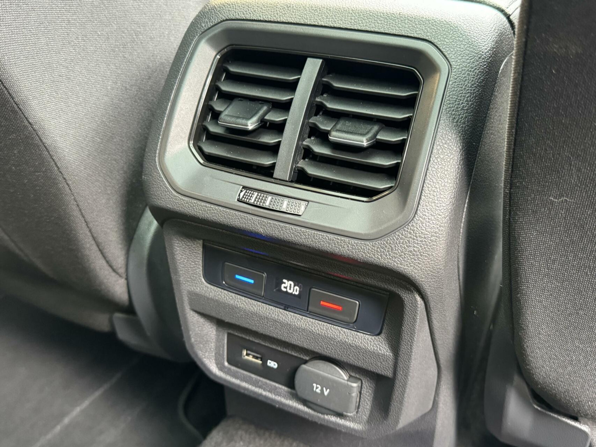 Volkswagen Tiguan Allspace 1.5 TSI R-line DSG | Panoramadak | Apple CarPlay | Navigatiesysteem | 19 inch velgen | Parkeersensoren voor en achter | Achteruitrijcamera 40045955-36.jpg | Timcars.nl