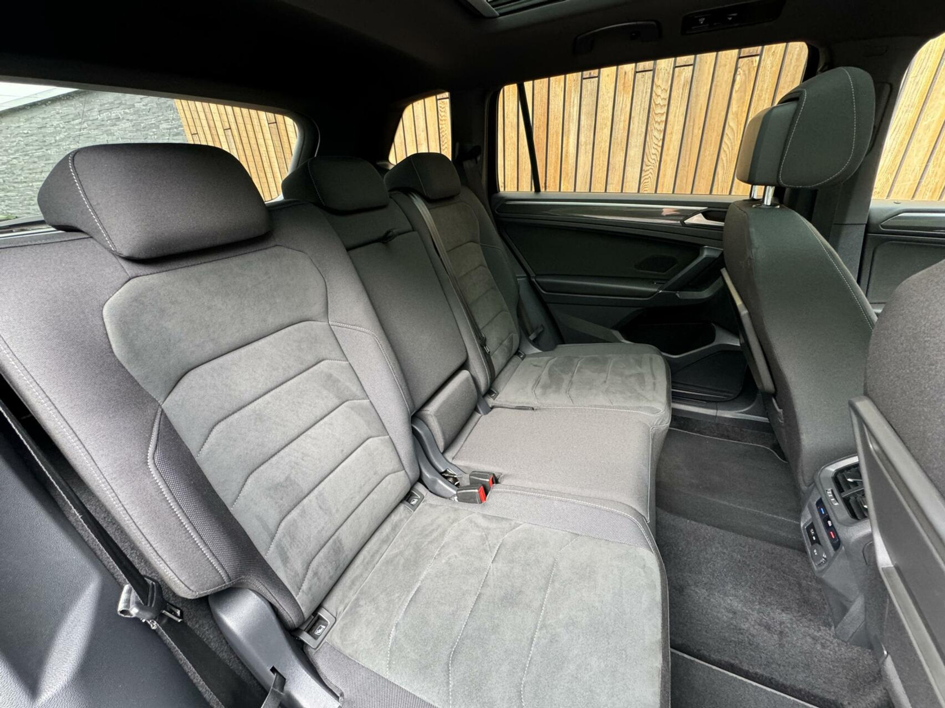 Volkswagen Tiguan Allspace 1.5 TSI R-line DSG | Panoramadak | Apple CarPlay | Navigatiesysteem | 19 inch velgen | Parkeersensoren voor en achter | Achteruitrijcamera 40045955-37.jpg | Timcars.nl