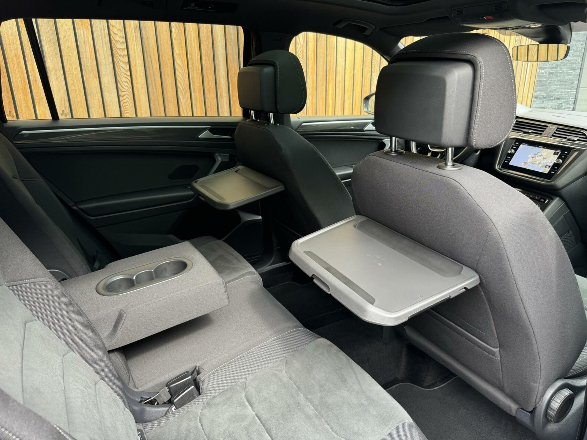 Volkswagen Tiguan Allspace 1.5 TSI R-line DSG | Panoramadak | Apple CarPlay | Navigatiesysteem | 19 inch velgen | Parkeersensoren voor en achter | Achteruitrijcamera 40045955-38.jpg | Timcars.nl