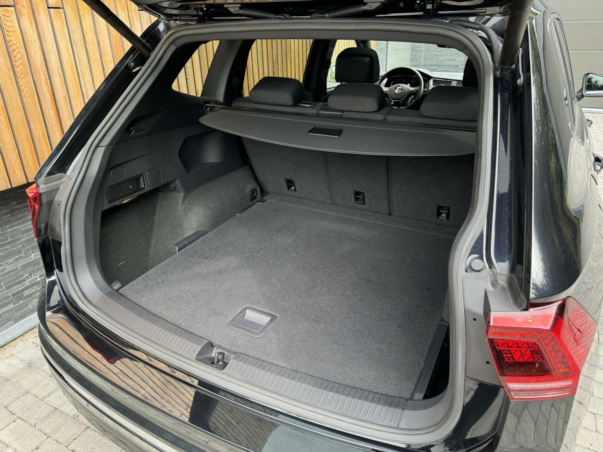 Volkswagen Tiguan Allspace 1.5 TSI R-line DSG | Panoramadak | Apple CarPlay | Navigatiesysteem | 19 inch velgen | Parkeersensoren voor en achter | Achteruitrijcamera 40045955-39.jpg | Timcars.nl