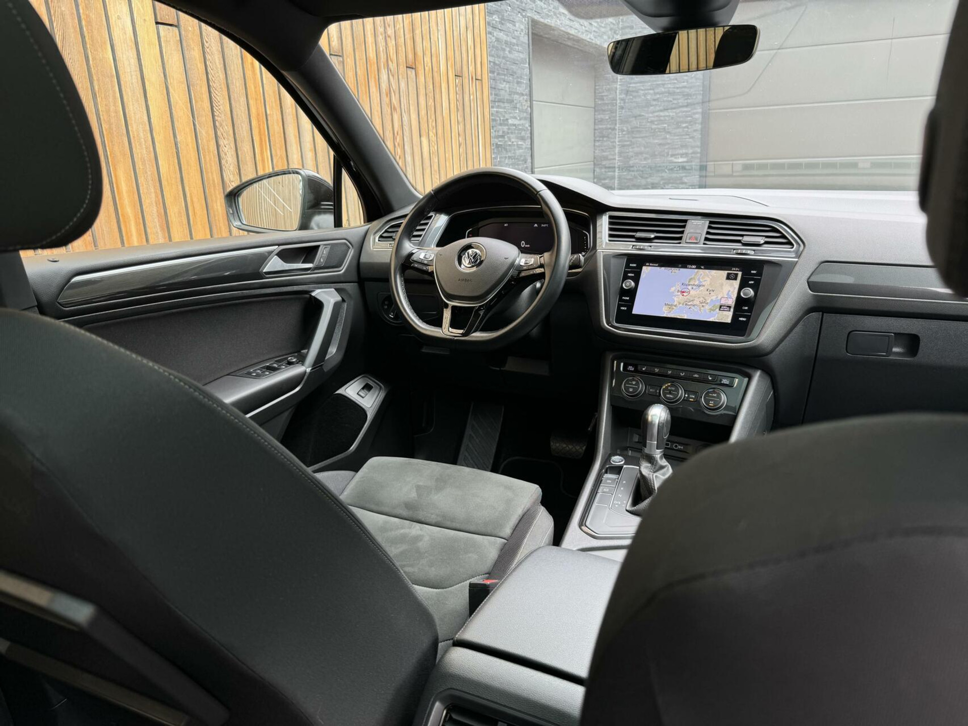 Volkswagen Tiguan Allspace 1.5 TSI R-line DSG | Panoramadak | Apple CarPlay | Navigatiesysteem | 19 inch velgen | Parkeersensoren voor en achter | Achteruitrijcamera 40045955-41.jpg | Timcars.nl