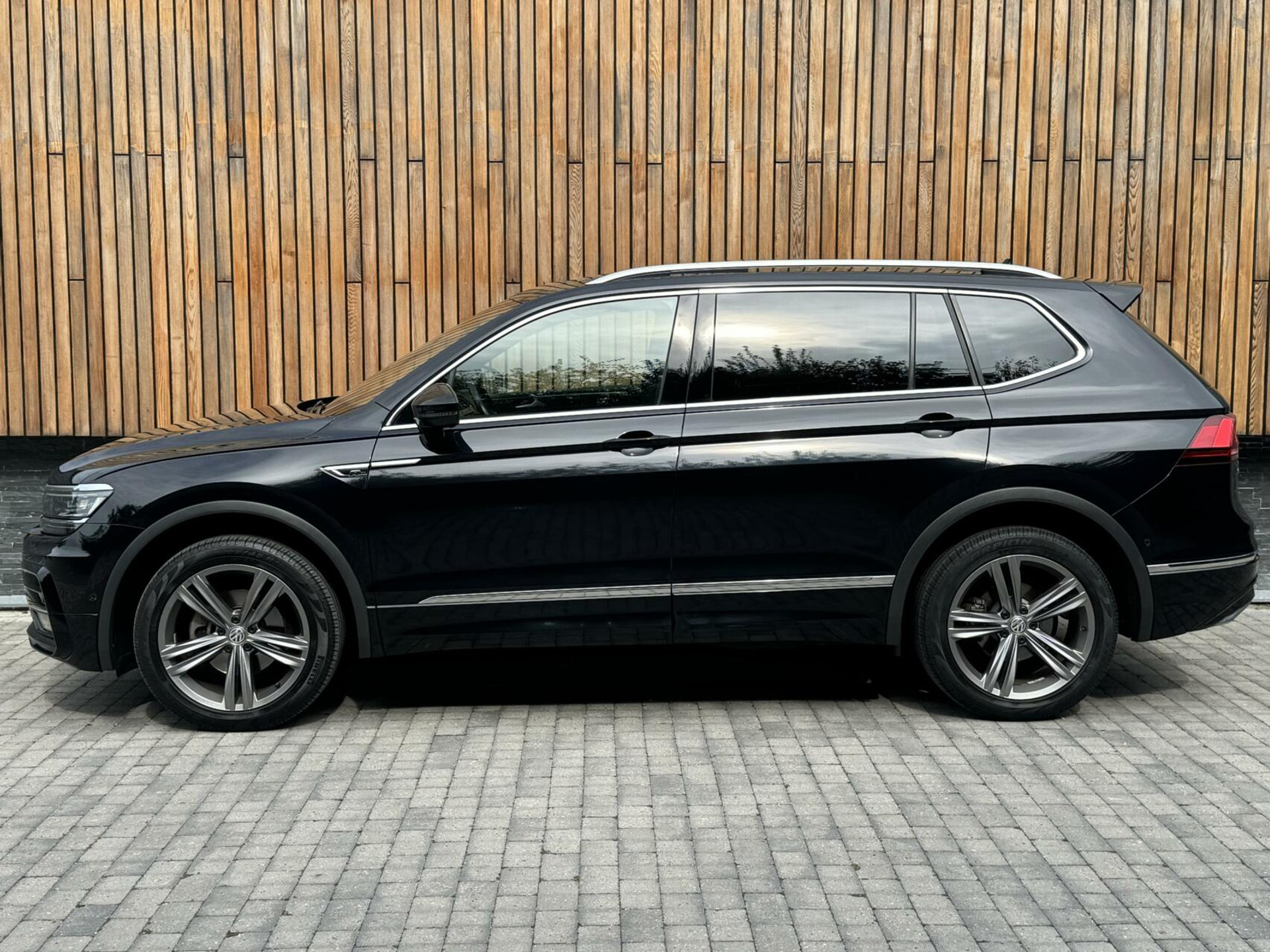 Volkswagen Tiguan Allspace 1.5 TSI R-line DSG | Panoramadak | Apple CarPlay | Navigatiesysteem | 19 inch velgen | Parkeersensoren voor en achter | Achteruitrijcamera 40045955-46.jpg | Timcars.nl