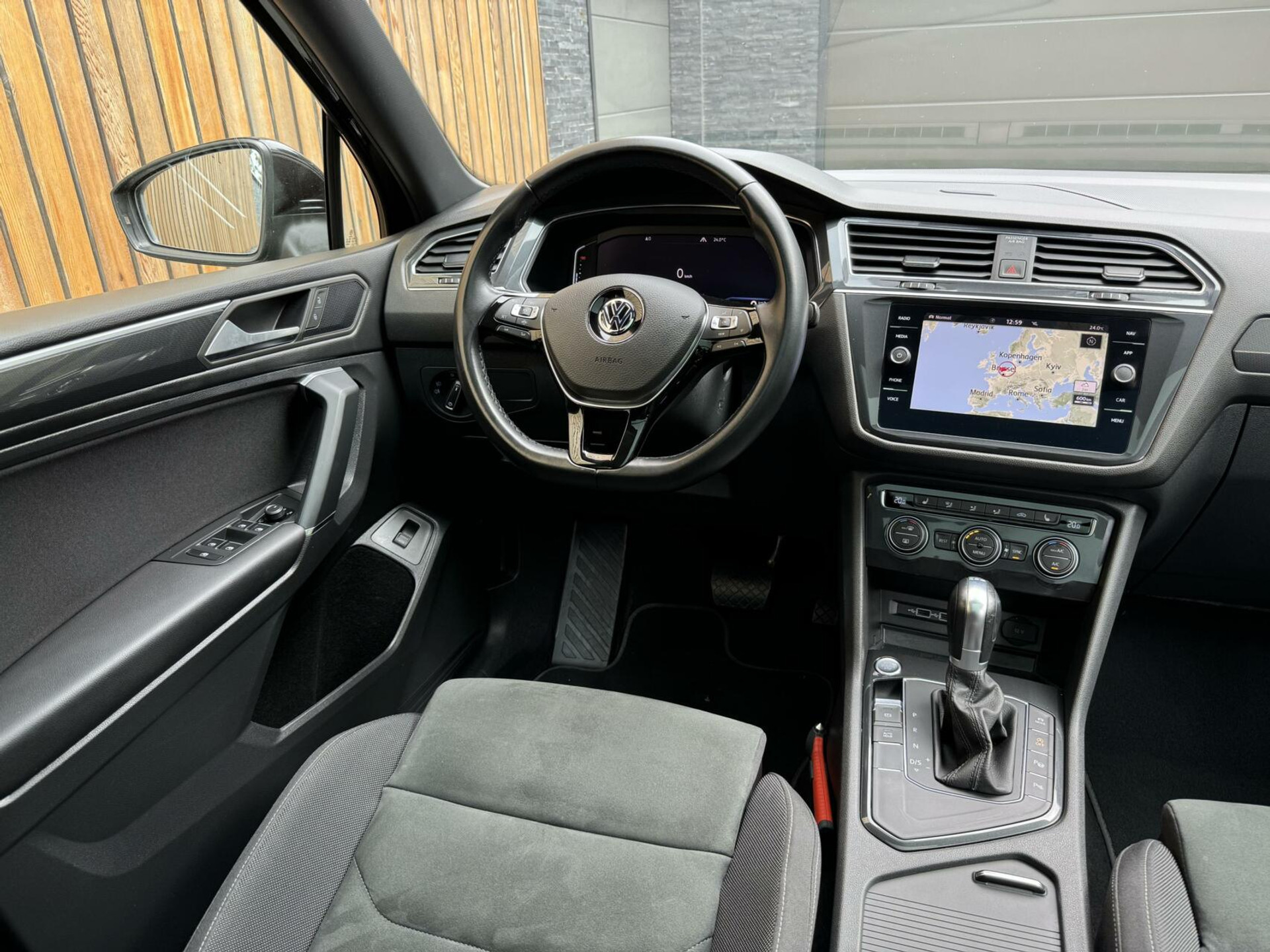 Volkswagen Tiguan Allspace 1.5 TSI R-line DSG | Panoramadak | Apple CarPlay | Navigatiesysteem | 19 inch velgen | Parkeersensoren voor en achter | Achteruitrijcamera 40045955-5.jpg | Timcars.nl
