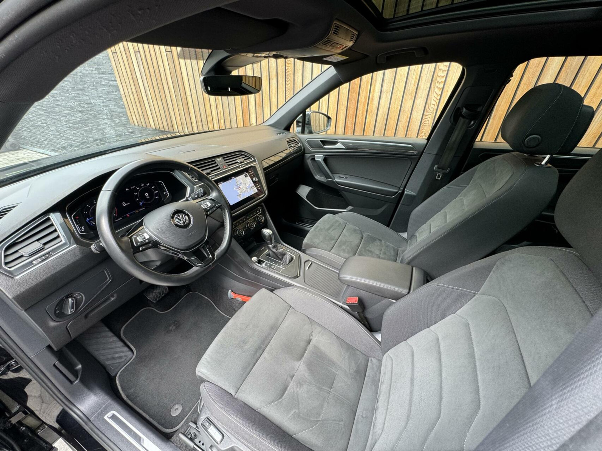Volkswagen Tiguan Allspace 1.5 TSI R-line DSG | Panoramadak | Apple CarPlay | Navigatiesysteem | 19 inch velgen | Parkeersensoren voor en achter | Achteruitrijcamera 40045955-6.jpg | Timcars.nl