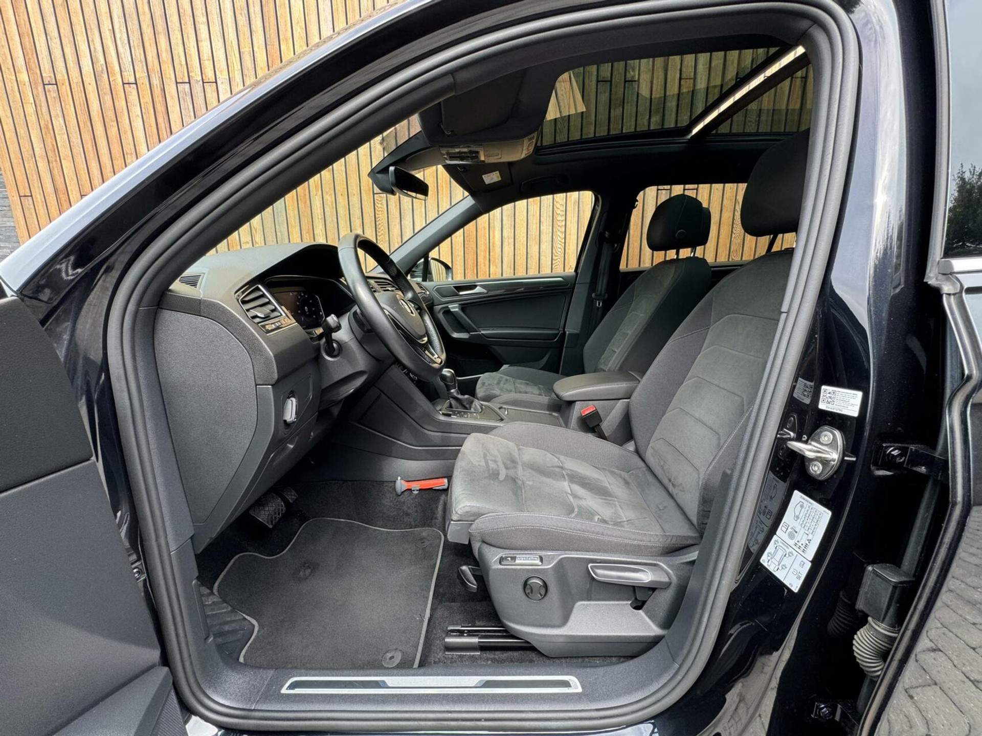 Volkswagen Tiguan Allspace 1.5 TSI R-line DSG | Panoramadak | Apple CarPlay | Navigatiesysteem | 19 inch velgen | Parkeersensoren voor en achter | Achteruitrijcamera 40045955-7.jpg | Timcars.nl