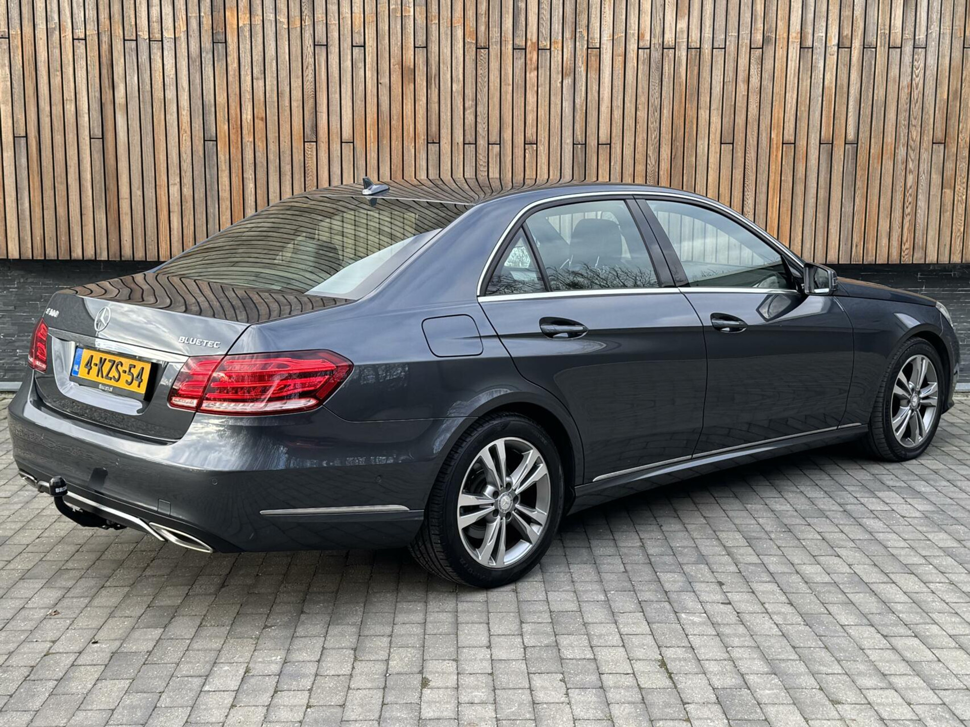 Mercedes-Benz E-Klasse 300d Avantgarde Automaat 231pk | LED lampen adaptief | Half-Leer/stof | Parkeersensoren voor en achter | Grootlichtassitent | Navigatiesysteem | Cruise control tempomat | Climate control 43259488-1.jpg | Timcars.nl