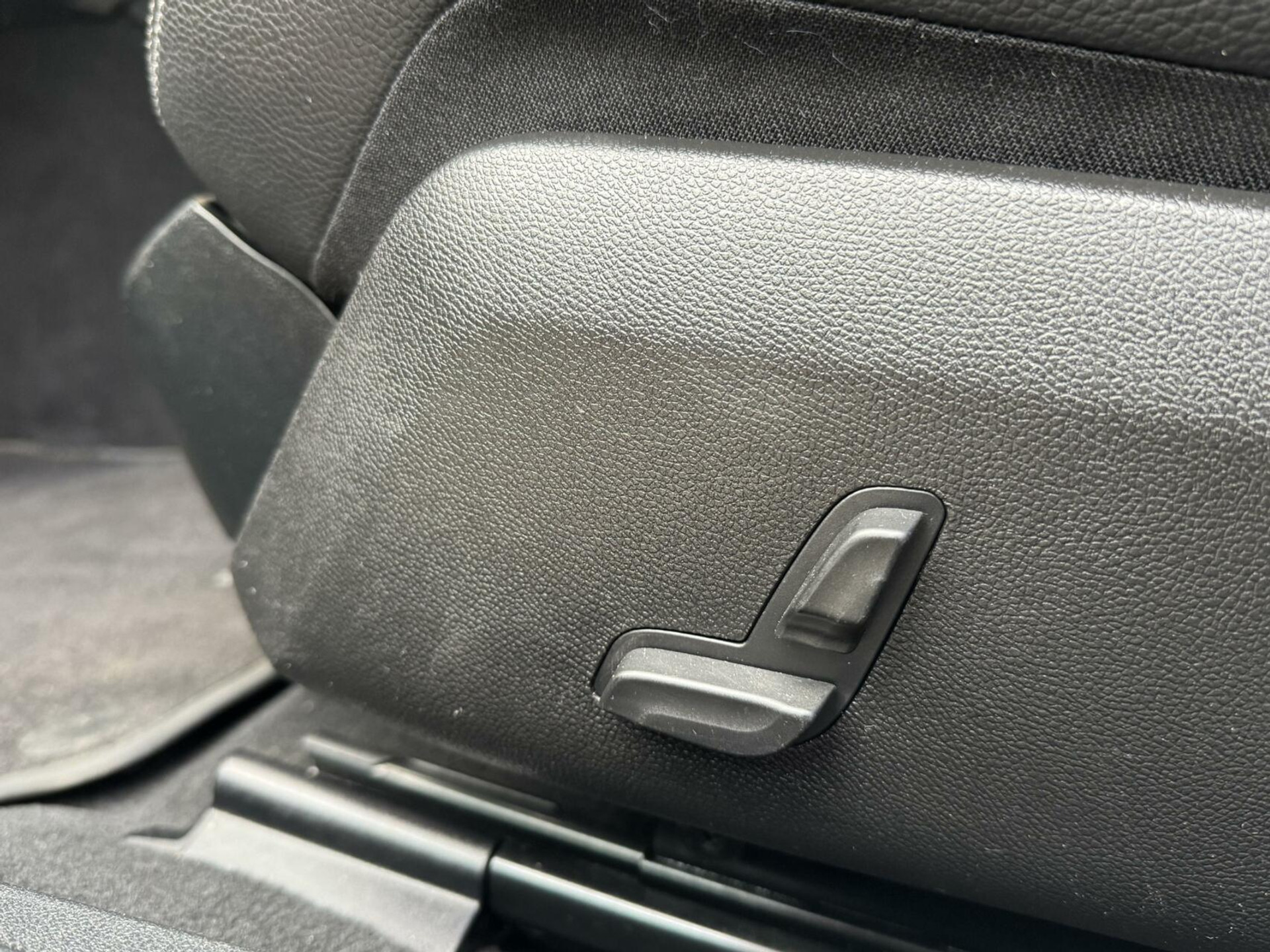 Mercedes-Benz E-Klasse 300d Avantgarde Automaat 231pk | LED lampen adaptief | Half-Leer/stof | Parkeersensoren voor en achter | Grootlichtassitent | Navigatiesysteem | Cruise control tempomat | Climate control 43259488-11.jpg | Timcars.nl