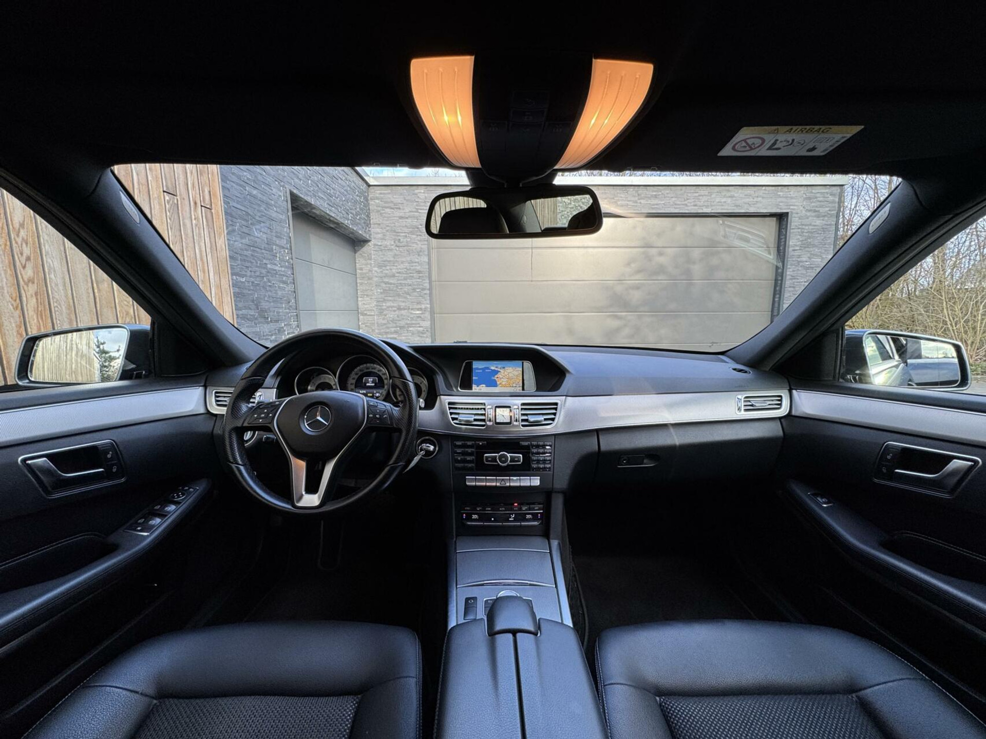 Mercedes-Benz E-Klasse 300d Avantgarde Automaat 231pk | LED lampen adaptief | Half-Leer/stof | Parkeersensoren voor en achter | Grootlichtassitent | Navigatiesysteem | Cruise control tempomat | Climate control 43259488-2.jpg | Timcars.nl