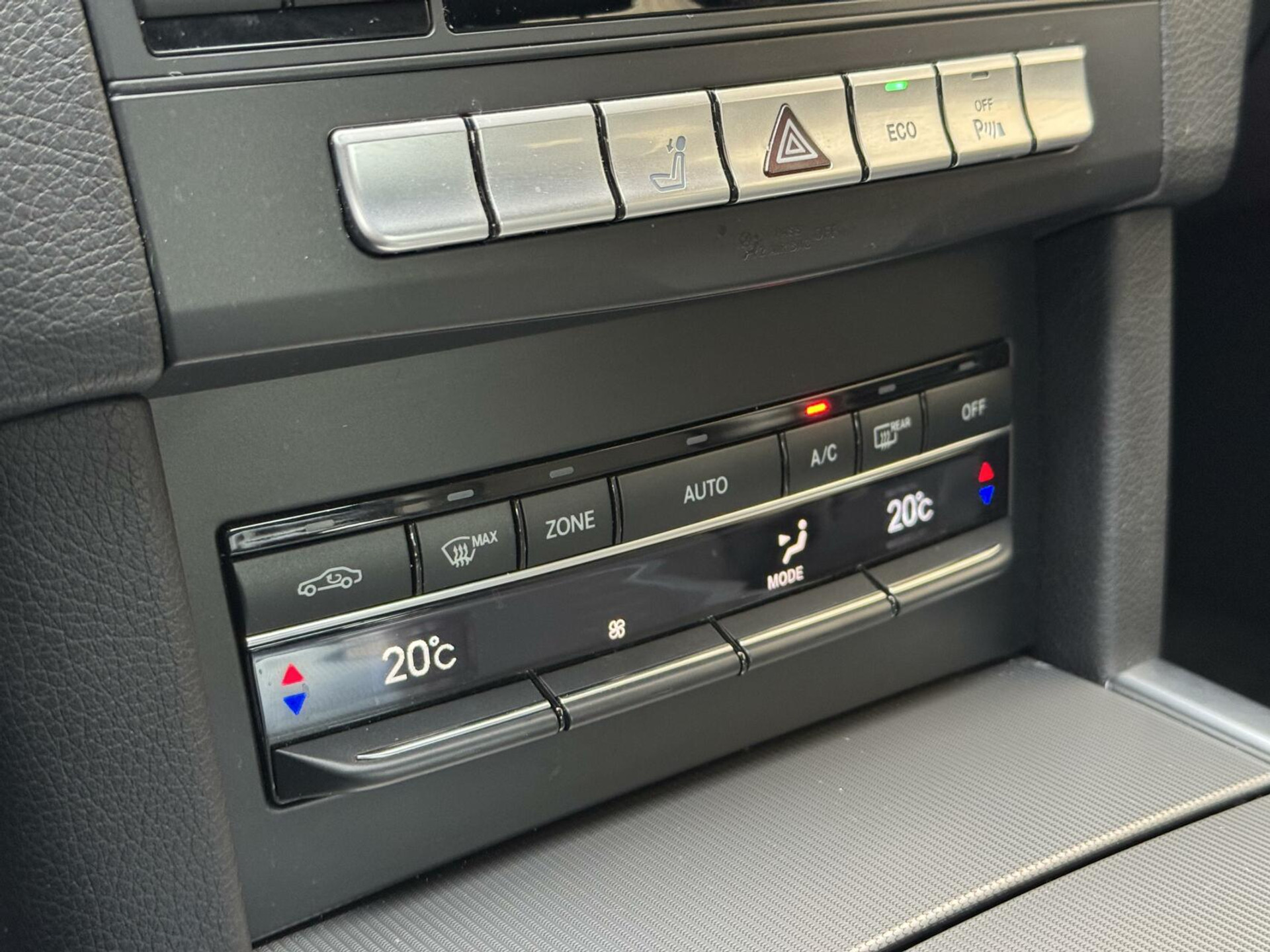 Mercedes-Benz E-Klasse 300d Avantgarde Automaat 231pk | LED lampen adaptief | Half-Leer/stof | Parkeersensoren voor en achter | Grootlichtassitent | Navigatiesysteem | Cruise control tempomat | Climate control 43259488-21.jpg | Timcars.nl