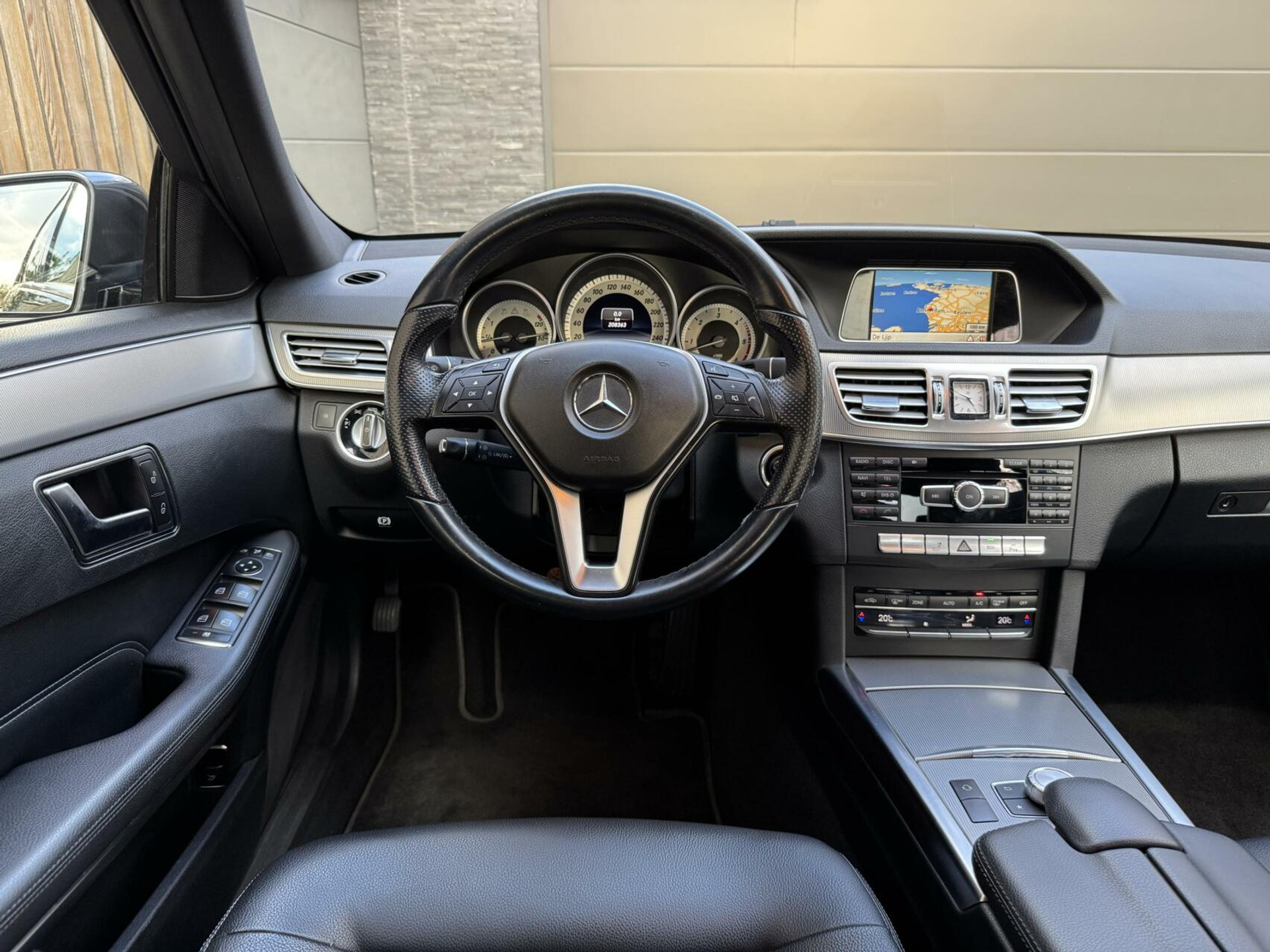 Mercedes-Benz E-Klasse 300d Avantgarde Automaat 231pk | LED lampen adaptief | Half-Leer/stof | Parkeersensoren voor en achter | Grootlichtassitent | Navigatiesysteem | Cruise control tempomat | Climate control 43259488-23.jpg | Timcars.nl