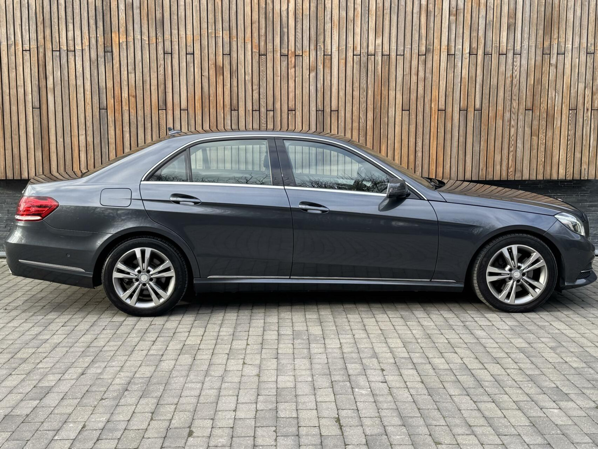 Mercedes-Benz E-Klasse 300d Avantgarde Automaat 231pk | LED lampen adaptief | Half-Leer/stof | Parkeersensoren voor en achter | Grootlichtassitent | Navigatiesysteem | Cruise control tempomat | Climate control 43259488-25.jpg | Timcars.nl