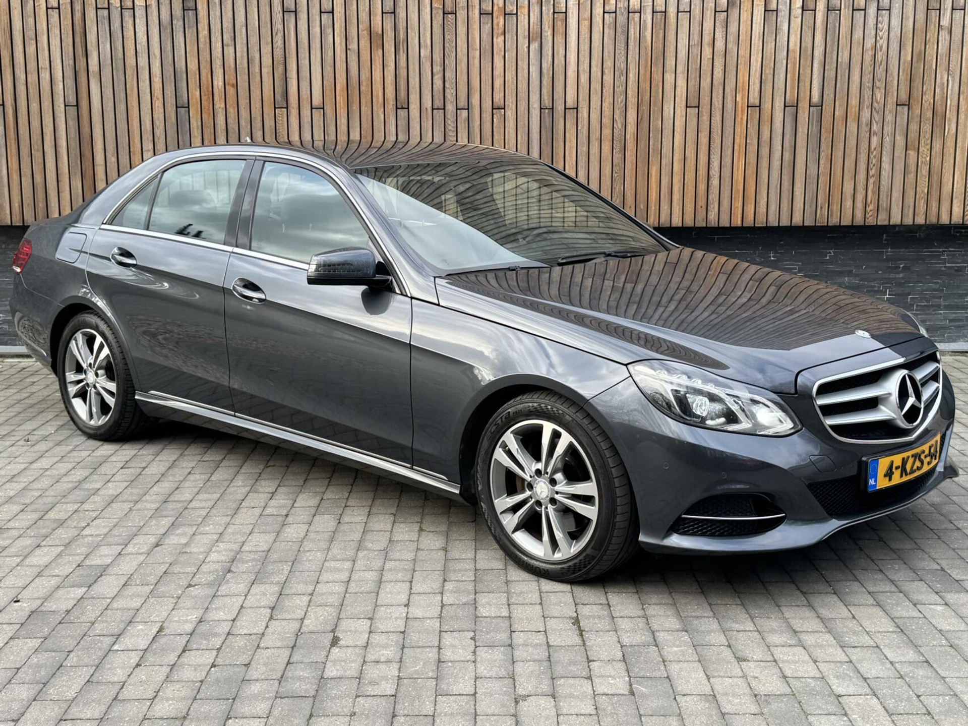 Mercedes-Benz E-Klasse 300d Avantgarde Automaat 231pk | LED lampen adaptief | Half-Leer/stof | Parkeersensoren voor en achter | Grootlichtassitent | Navigatiesysteem | Cruise control tempomat | Climate control 43259488-26.jpg | Timcars.nl