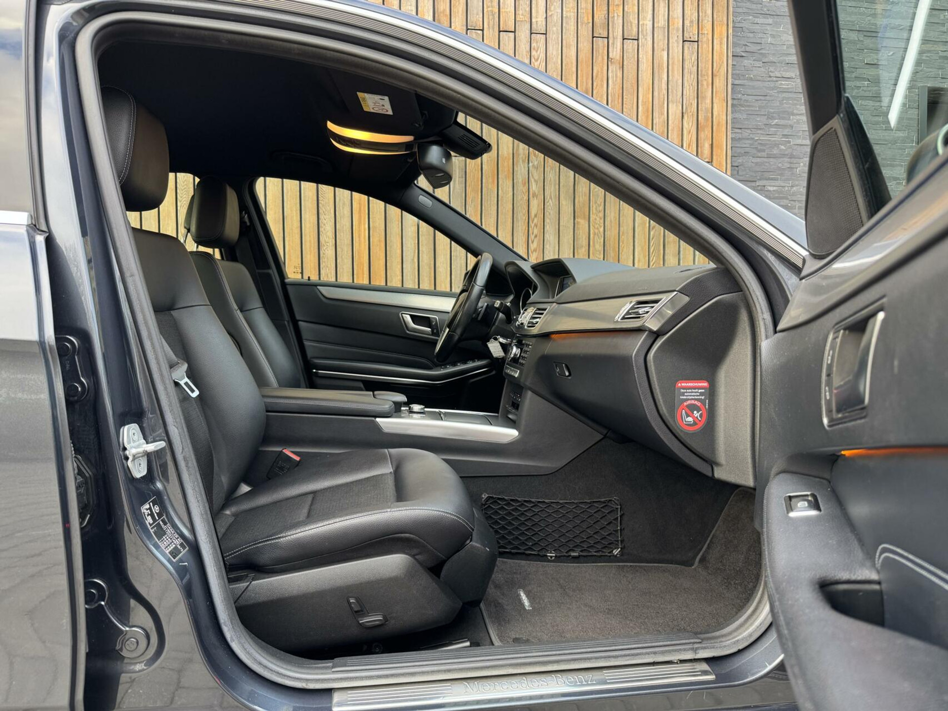 Mercedes-Benz E-Klasse 300d Avantgarde Automaat 231pk | LED lampen adaptief | Half-Leer/stof | Parkeersensoren voor en achter | Grootlichtassitent | Navigatiesysteem | Cruise control tempomat | Climate control 43259488-28.jpg | Timcars.nl