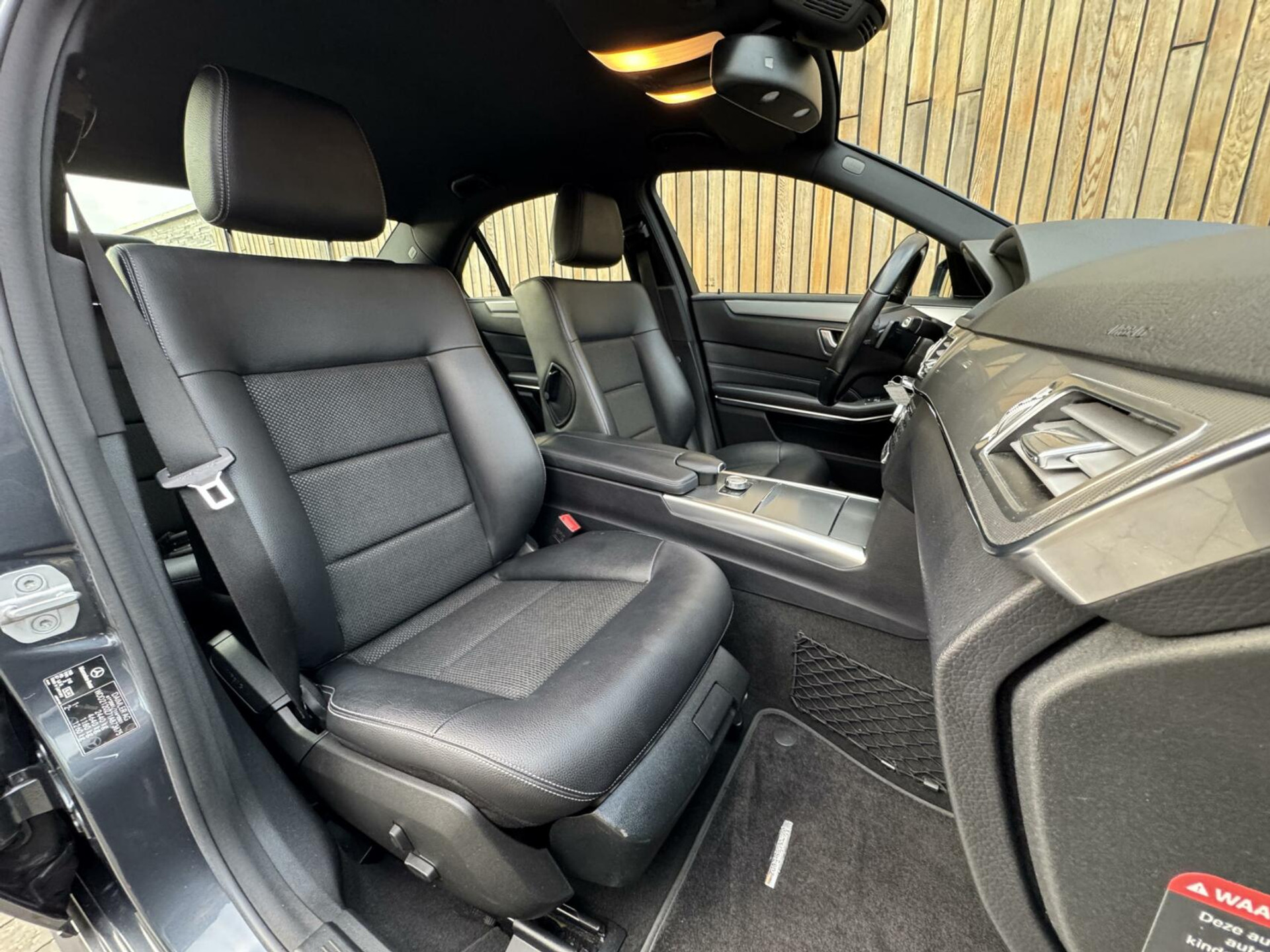 Mercedes-Benz E-Klasse 300d Avantgarde Automaat 231pk | LED lampen adaptief | Half-Leer/stof | Parkeersensoren voor en achter | Grootlichtassitent | Navigatiesysteem | Cruise control tempomat | Climate control 43259488-29.jpg | Timcars.nl