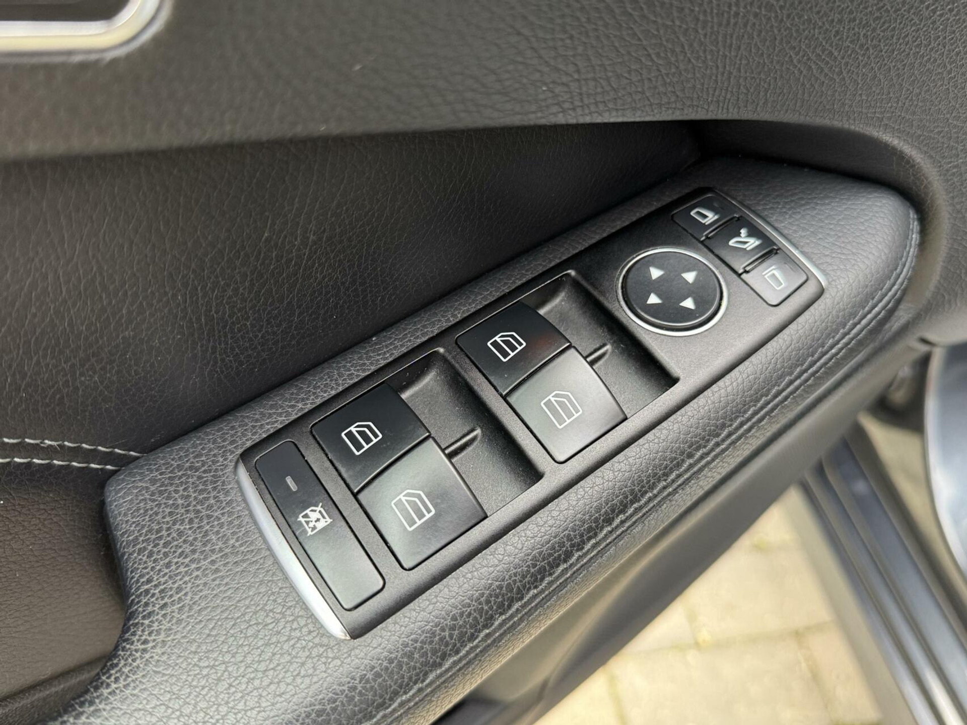 Mercedes-Benz E-Klasse 300d Avantgarde Automaat 231pk | LED lampen adaptief | Half-Leer/stof | Parkeersensoren voor en achter | Grootlichtassitent | Navigatiesysteem | Cruise control tempomat | Climate control 43259488-3.jpg | Timcars.nl