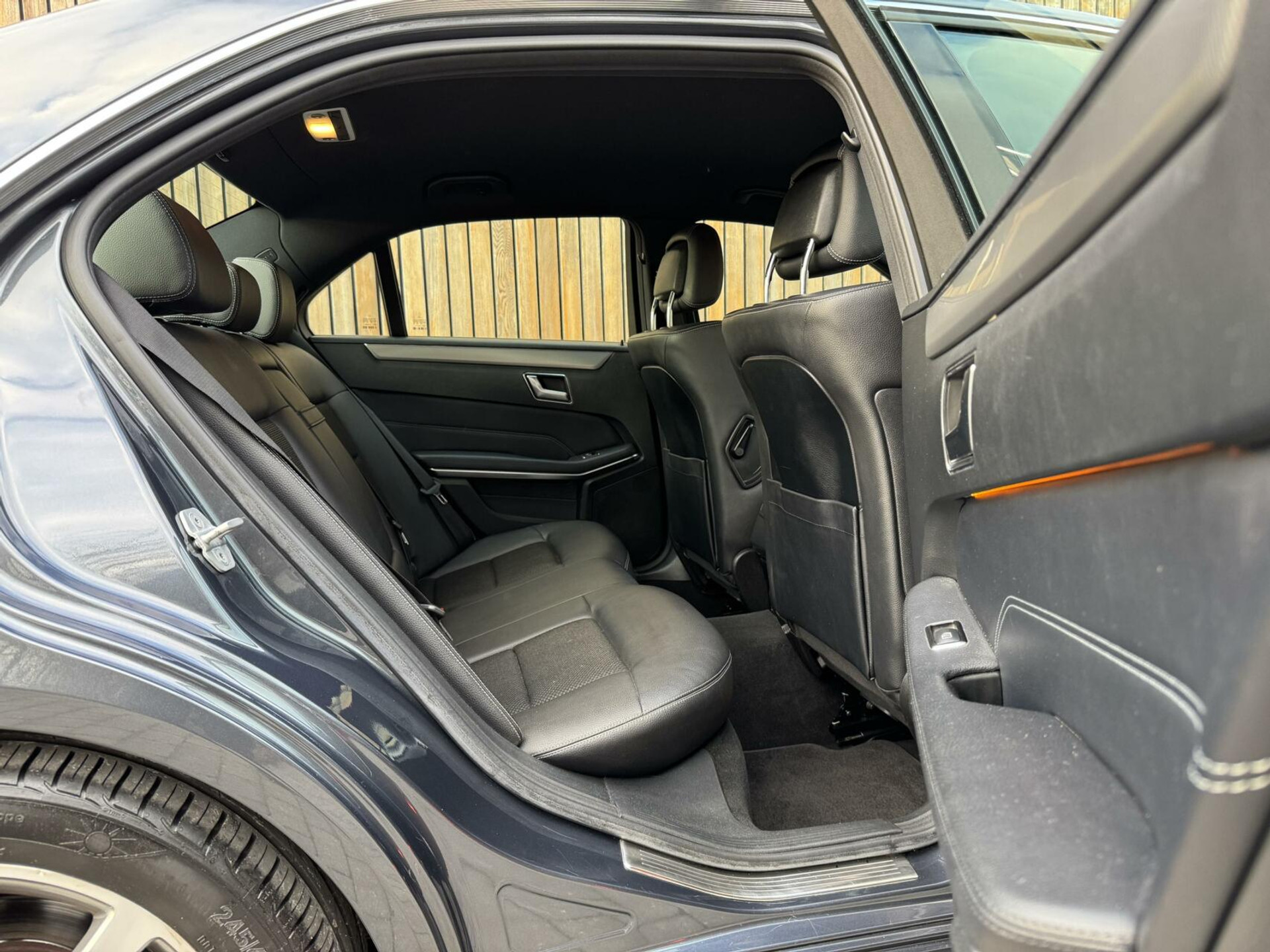 Mercedes-Benz E-Klasse 300d Avantgarde Automaat 231pk | LED lampen adaptief | Half-Leer/stof | Parkeersensoren voor en achter | Grootlichtassitent | Navigatiesysteem | Cruise control tempomat | Climate control 43259488-30.jpg | Timcars.nl