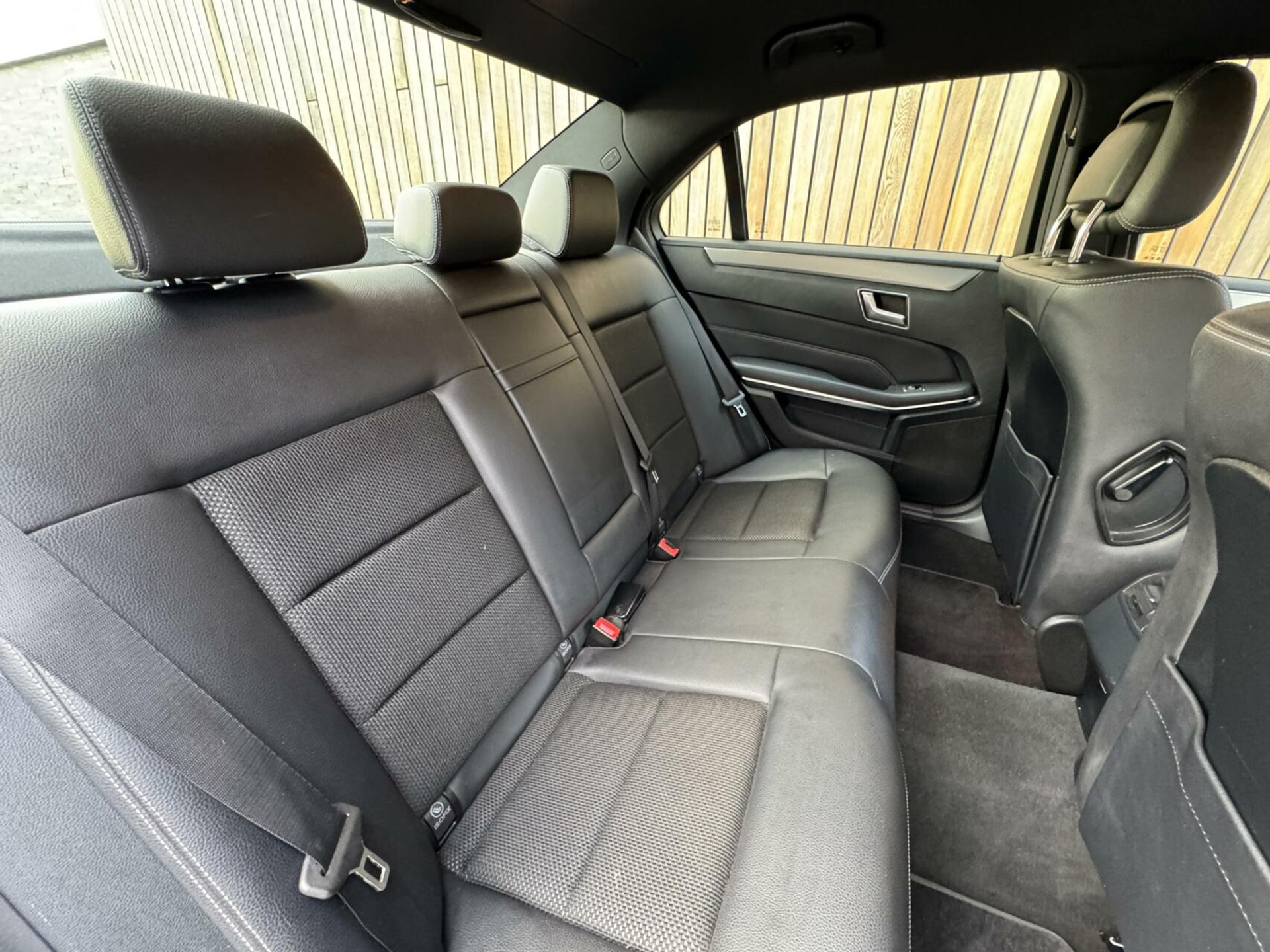 Mercedes-Benz E-Klasse 300d Avantgarde Automaat 231pk | LED lampen adaptief | Half-Leer/stof | Parkeersensoren voor en achter | Grootlichtassitent | Navigatiesysteem | Cruise control tempomat | Climate control 43259488-33.jpg | Timcars.nl