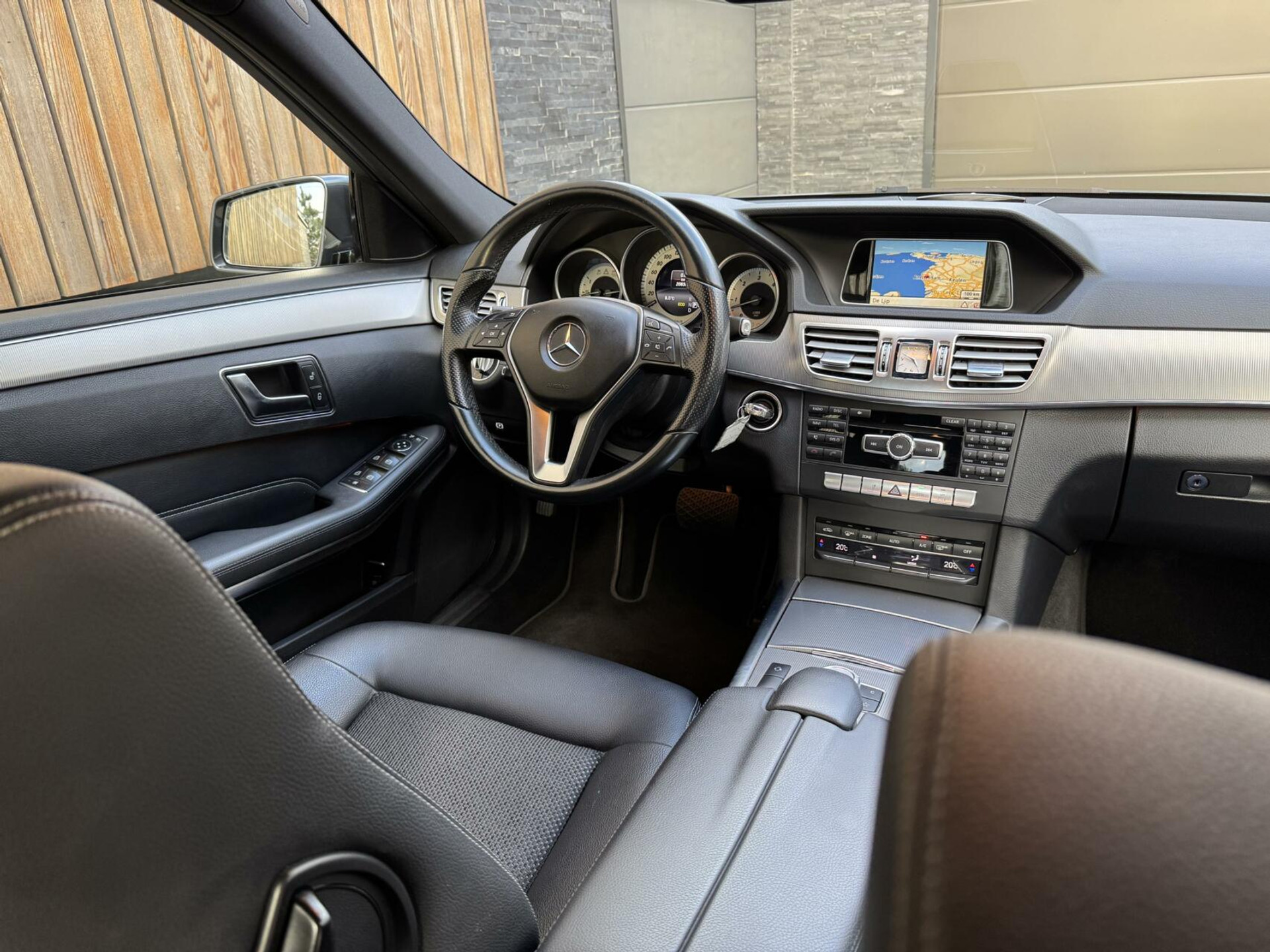 Mercedes-Benz E-Klasse 300d Avantgarde Automaat 231pk | LED lampen adaptief | Half-Leer/stof | Parkeersensoren voor en achter | Grootlichtassitent | Navigatiesysteem | Cruise control tempomat | Climate control 43259488-37.jpg | Timcars.nl