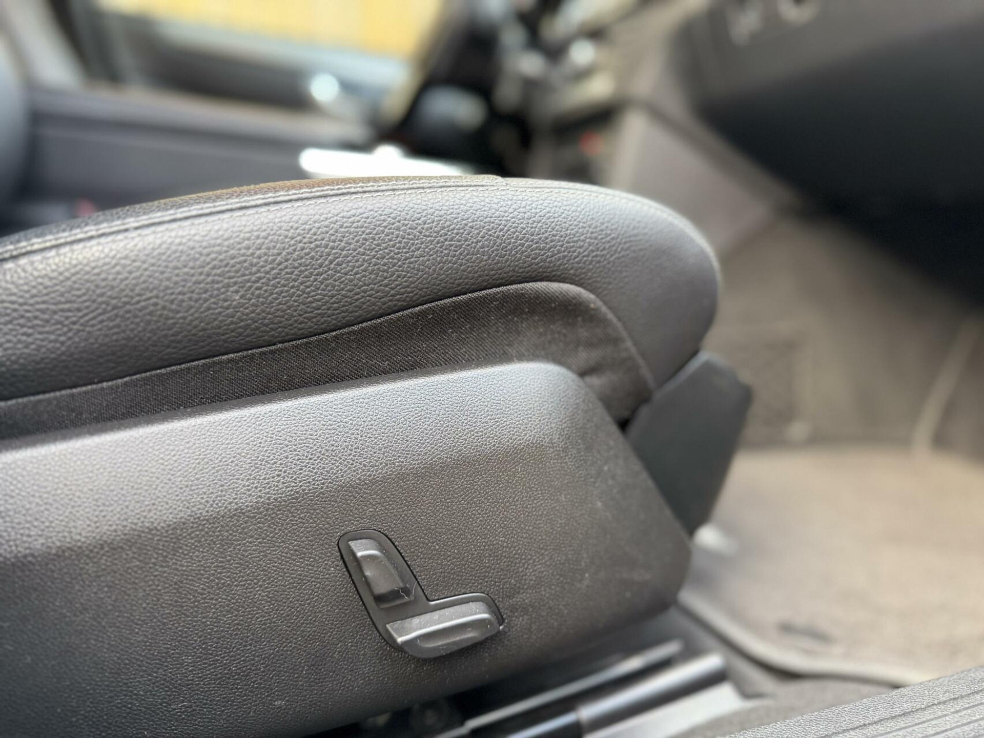 Mercedes-Benz E-Klasse 300d Avantgarde Automaat 231pk | LED lampen adaptief | Half-Leer/stof | Parkeersensoren voor en achter | Grootlichtassitent | Navigatiesysteem | Cruise control tempomat | Climate control 43259488-41.jpg | Timcars.nl