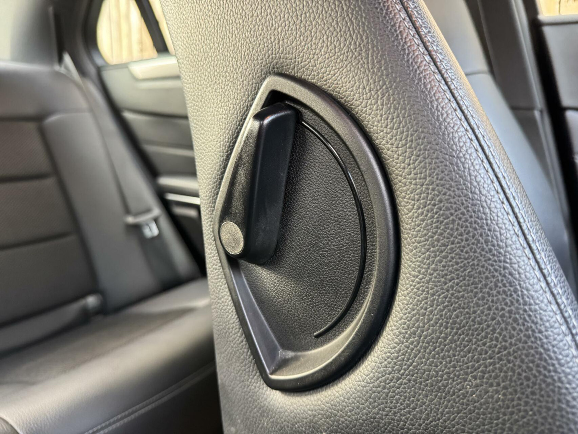 Mercedes-Benz E-Klasse 300d Avantgarde Automaat 231pk | LED lampen adaptief | Half-Leer/stof | Parkeersensoren voor en achter | Grootlichtassitent | Navigatiesysteem | Cruise control tempomat | Climate control 43259488-42.jpg | Timcars.nl