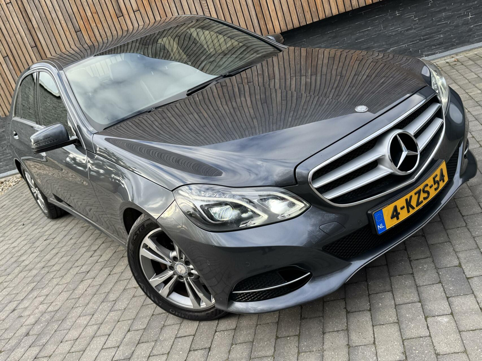 Mercedes-Benz E-Klasse 300d Avantgarde Automaat 231pk | LED lampen adaptief | Half-Leer/stof | Parkeersensoren voor en achter | Grootlichtassitent | Navigatiesysteem | Cruise control tempomat | Climate control 43259488-47.jpg | Timcars.nl