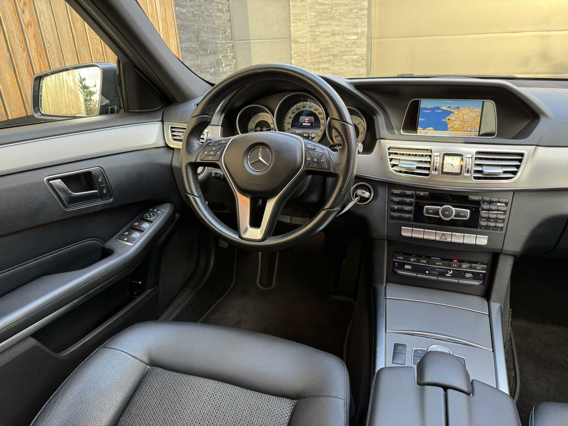 Mercedes-Benz E-Klasse 300d Avantgarde Automaat 231pk | LED lampen adaptief | Half-Leer/stof | Parkeersensoren voor en achter | Grootlichtassitent | Navigatiesysteem | Cruise control tempomat | Climate control 43259488-5.jpg | Timcars.nl