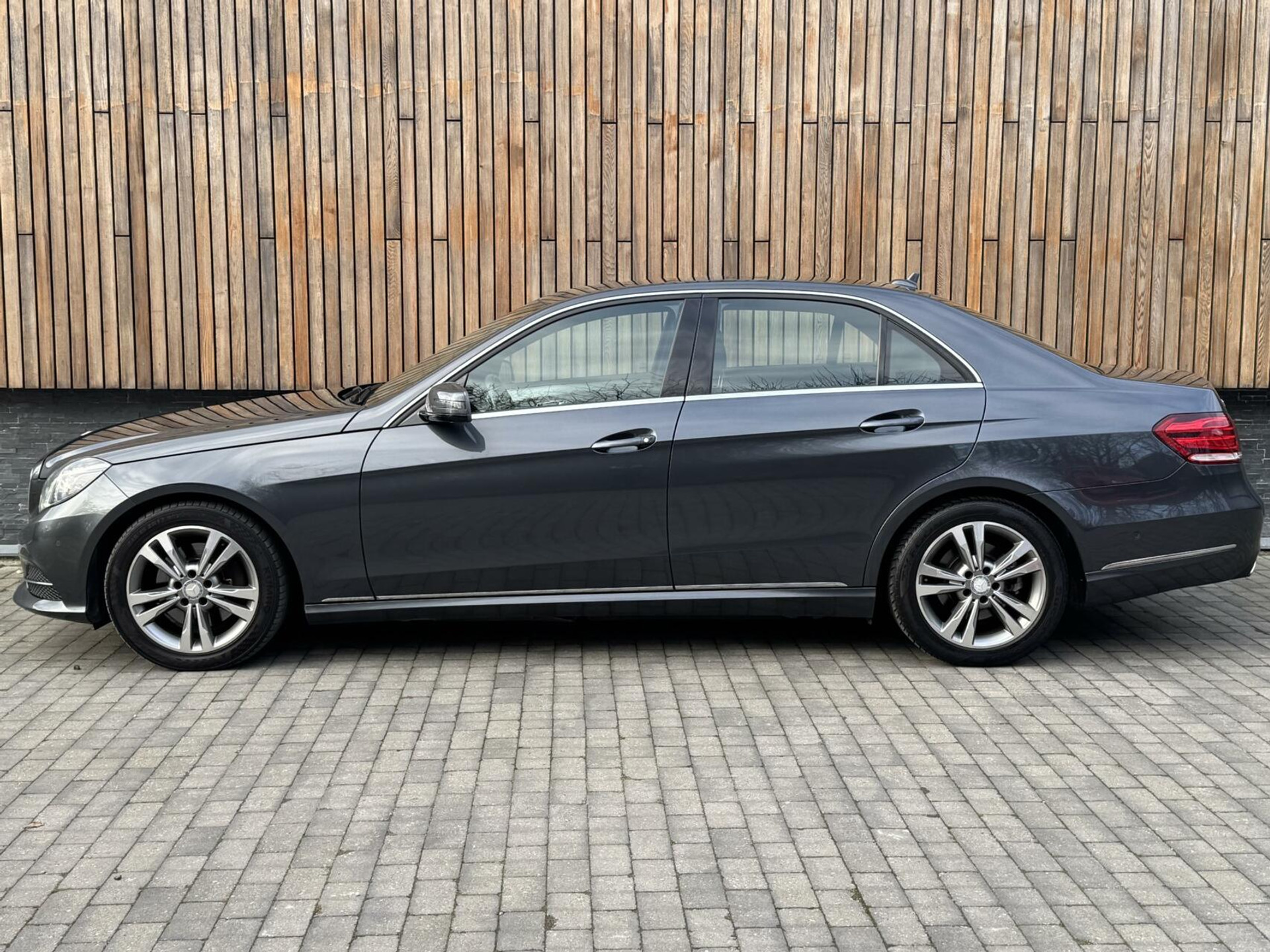 Mercedes-Benz E-Klasse 300d Avantgarde Automaat 231pk | LED lampen adaptief | Half-Leer/stof | Parkeersensoren voor en achter | Grootlichtassitent | Navigatiesysteem | Cruise control tempomat | Climate control 43259488-51.jpg | Timcars.nl