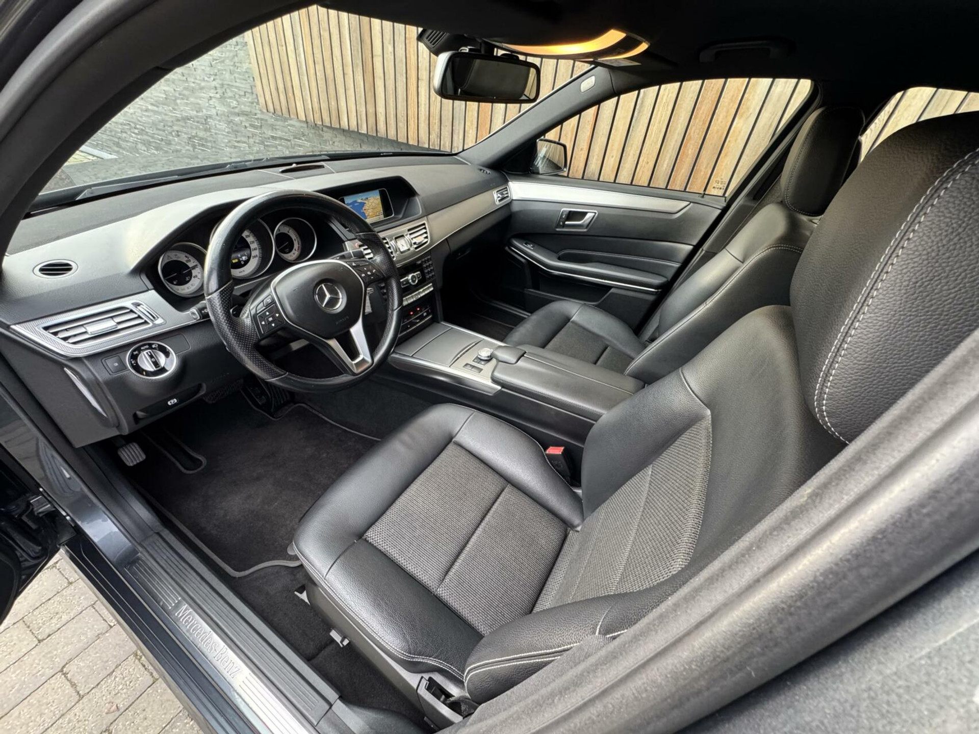 Mercedes-Benz E-Klasse 300d Avantgarde Automaat 231pk | LED lampen adaptief | Half-Leer/stof | Parkeersensoren voor en achter | Grootlichtassitent | Navigatiesysteem | Cruise control tempomat | Climate control 43259488-6.jpg | Timcars.nl