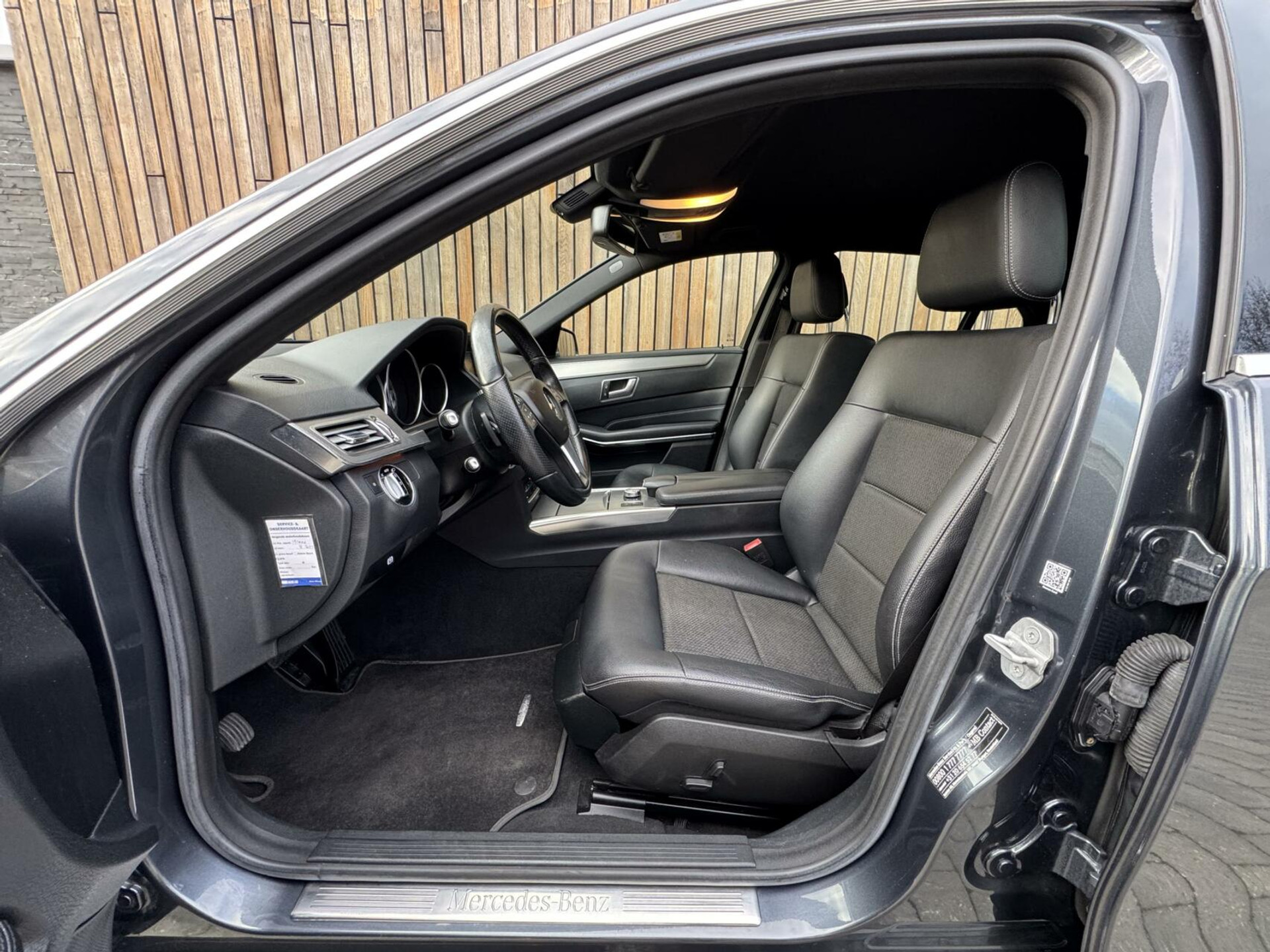 Mercedes-Benz E-Klasse 300d Avantgarde Automaat 231pk | LED lampen adaptief | Half-Leer/stof | Parkeersensoren voor en achter | Grootlichtassitent | Navigatiesysteem | Cruise control tempomat | Climate control 43259488-7.jpg | Timcars.nl