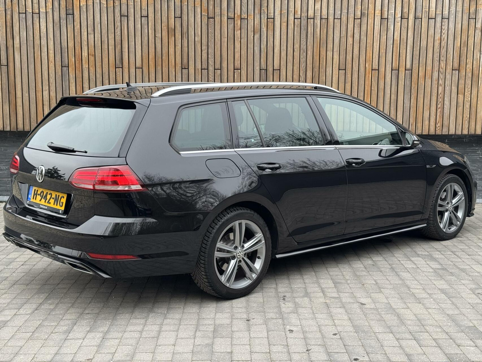 Volkswagen Golf Variant 1.5 TSI R-line Automaat | Navigatiesysteem | Apple CarPlay | Achteruitrijcamera | LED adaptief | Trekhaak afneembaar | Adaptieve cruise control | Parkeersensoren voor en achter 43746191-1.jpg | Timcars.nl