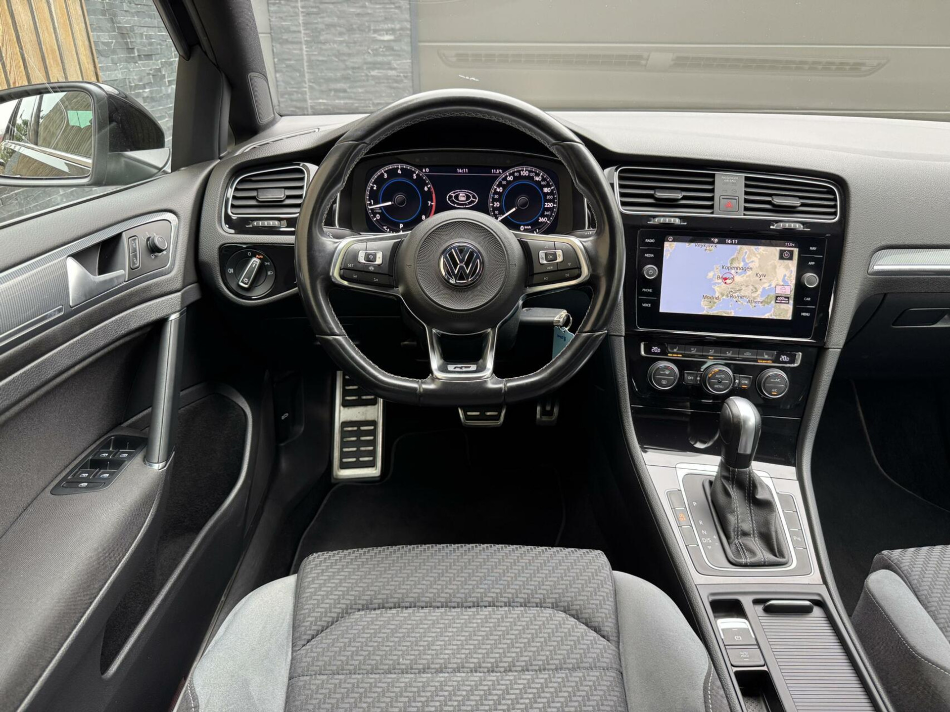 Volkswagen Golf Variant 1.5 TSI R-line Automaat | Navigatiesysteem | Apple CarPlay | Achteruitrijcamera | LED adaptief | Trekhaak afneembaar | Adaptieve cruise control | Parkeersensoren voor en achter 43746191-29.jpg | Timcars.nl