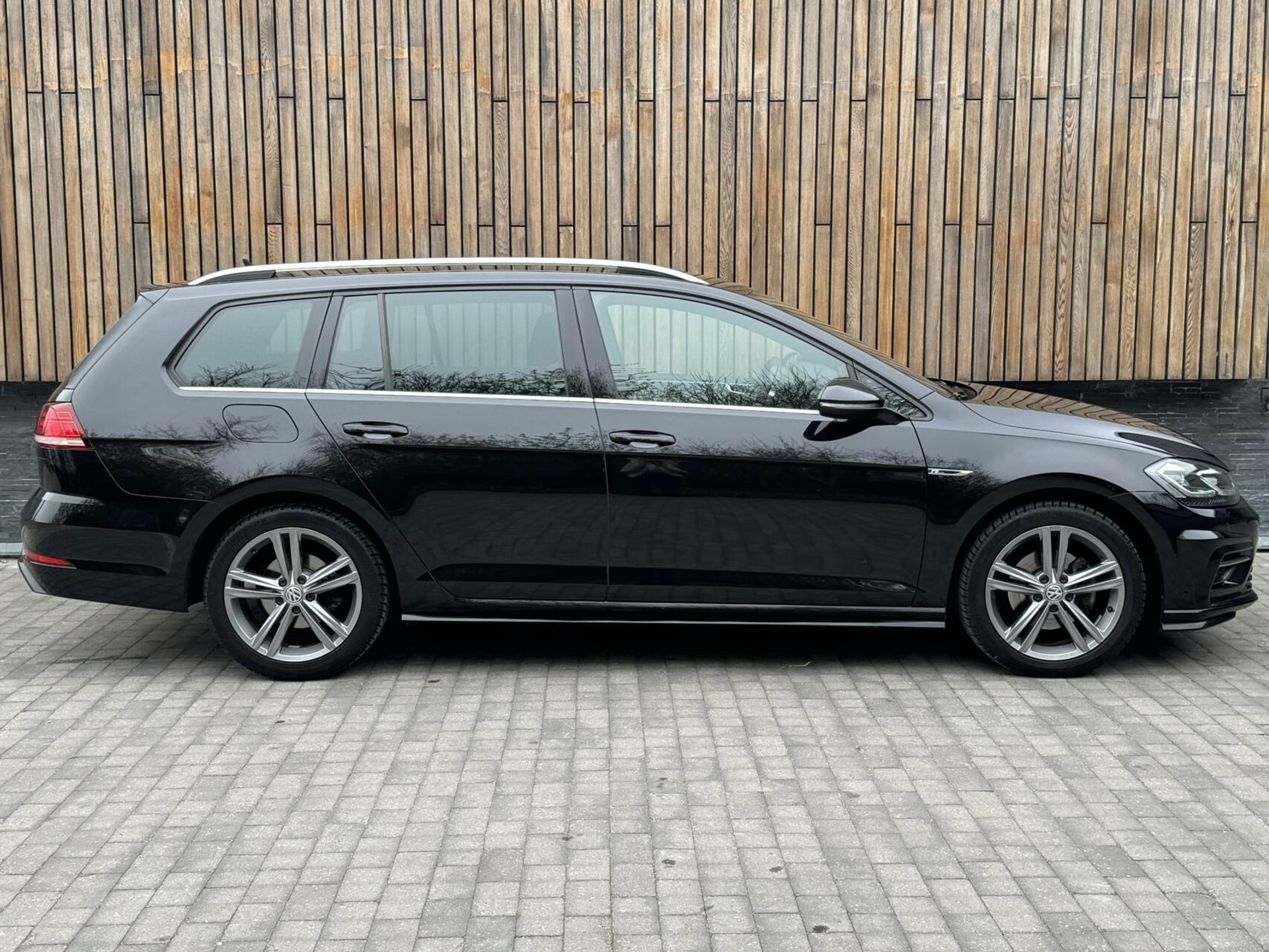 Volkswagen Golf Variant 1.5 TSI R-line Automaat | Navigatiesysteem | Apple CarPlay | Achteruitrijcamera | LED adaptief | Trekhaak afneembaar | Adaptieve cruise control | Parkeersensoren voor en achter 43746191-31.jpg | Timcars.nl