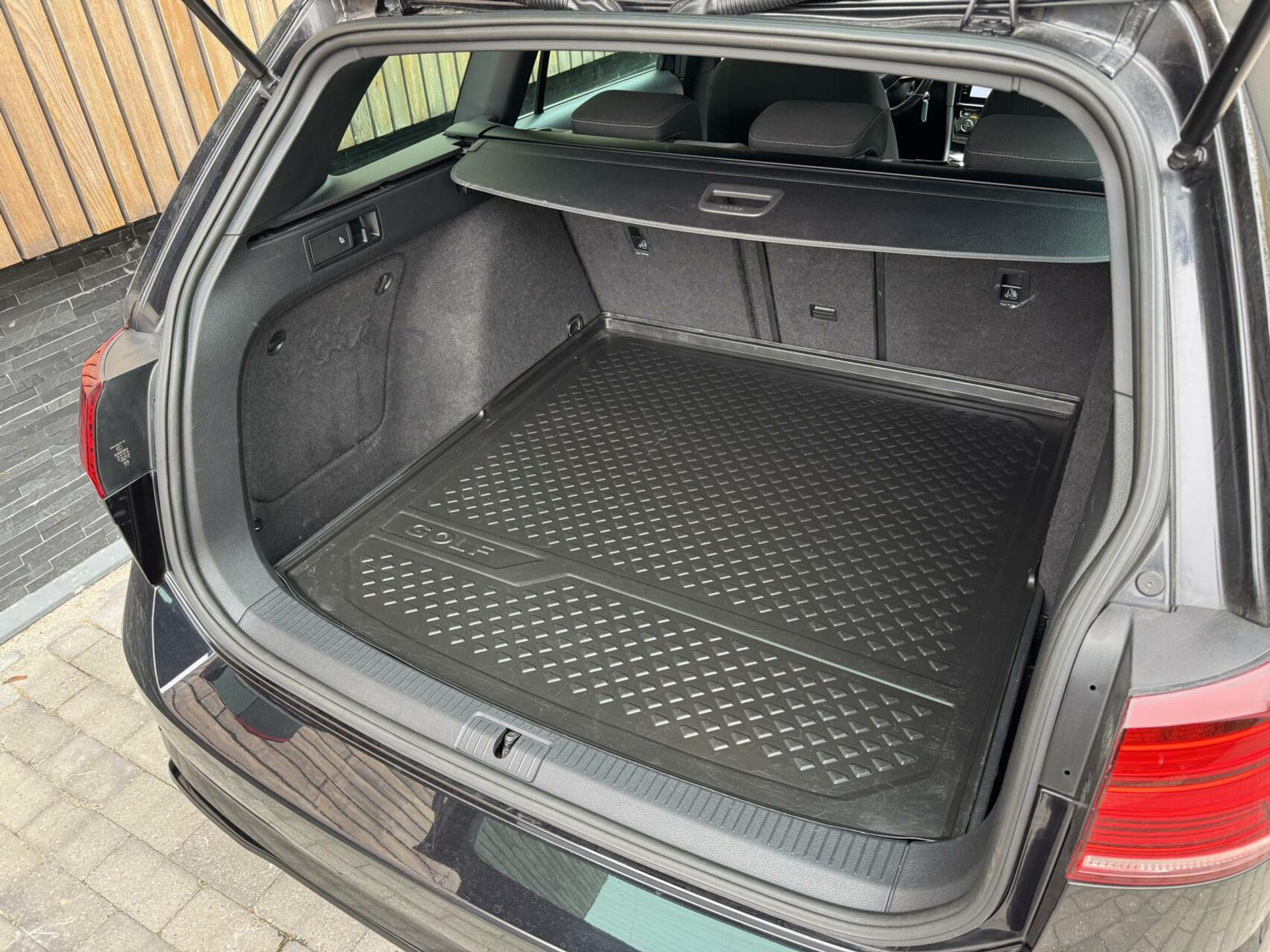 Volkswagen Golf Variant 1.5 TSI R-line Automaat | Navigatiesysteem | Apple CarPlay | Achteruitrijcamera | LED adaptief | Trekhaak afneembaar | Adaptieve cruise control | Parkeersensoren voor en achter 43746191-41.jpg | Timcars.nl