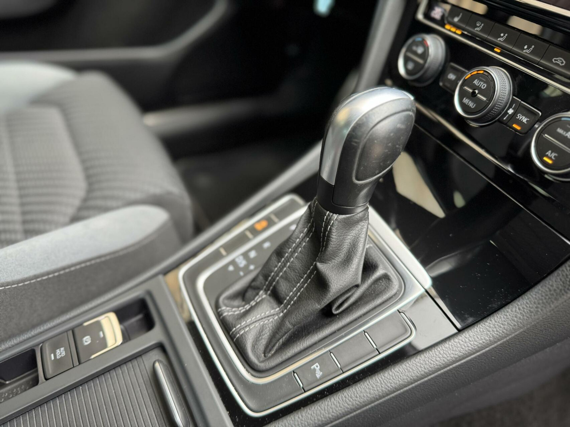 Volkswagen Golf Variant 1.5 TSI R-line Automaat | Navigatiesysteem | Apple CarPlay | Achteruitrijcamera | LED adaptief | Trekhaak afneembaar | Adaptieve cruise control | Parkeersensoren voor en achter 43746191-46.jpg | Timcars.nl