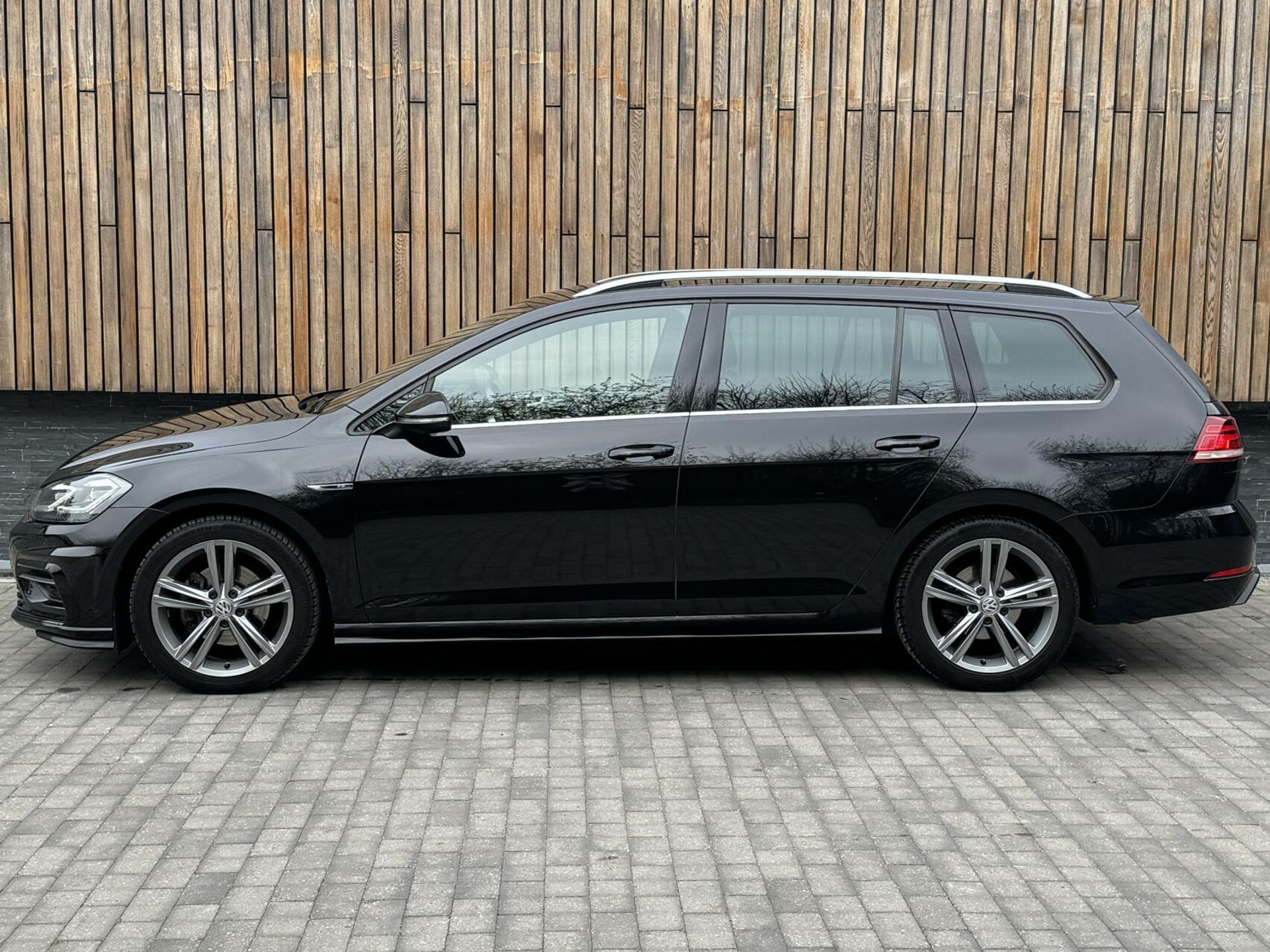 Volkswagen Golf Variant 1.5 TSI R-line Automaat | Navigatiesysteem | Apple CarPlay | Achteruitrijcamera | LED adaptief | Trekhaak afneembaar | Adaptieve cruise control | Parkeersensoren voor en achter 43746191-52.jpg | Timcars.nl