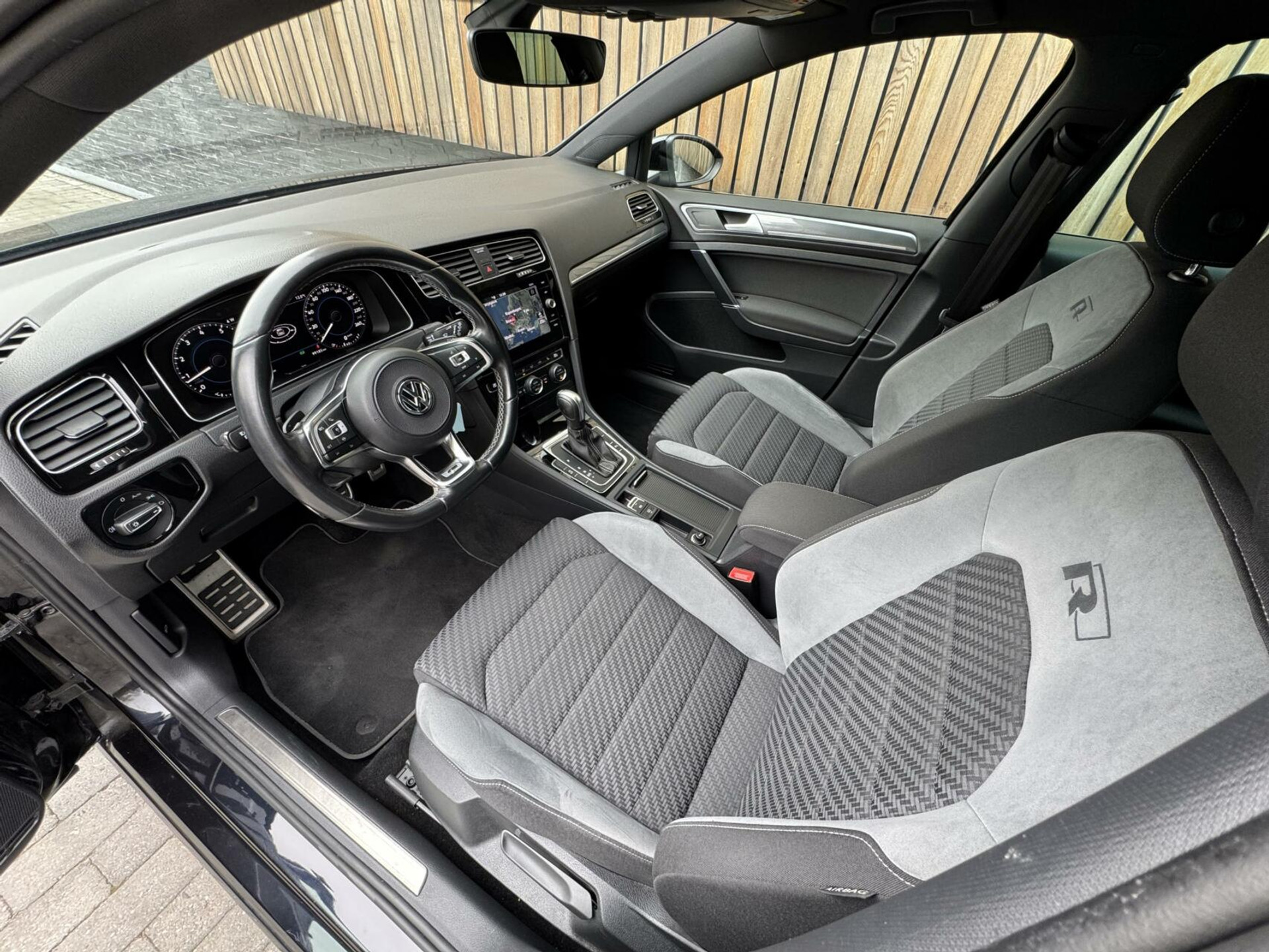 Volkswagen Golf Variant 1.5 TSI R-line Automaat | Navigatiesysteem | Apple CarPlay | Achteruitrijcamera | LED adaptief | Trekhaak afneembaar | Adaptieve cruise control | Parkeersensoren voor en achter 43746191-7.jpg | Timcars.nl