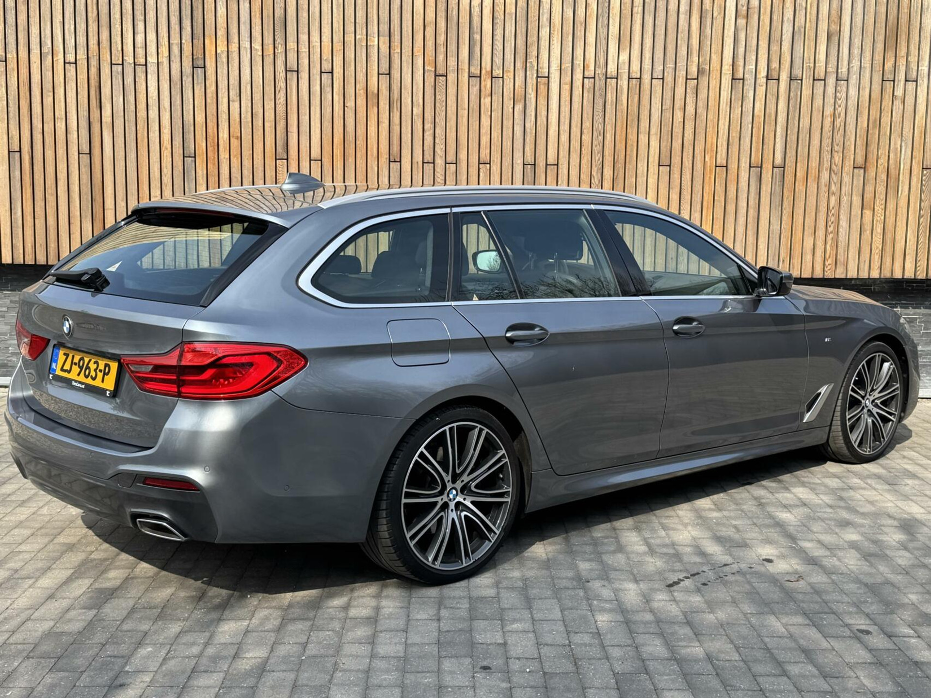 BMW 5 Serie Touring 520i Automaat M-sport | 20 inch lichtmetalen velgen | Navigatie proffesional | Sportstoelen | Stoelverwarming voor | Climate control | Cruise control | Parkeersensoren voor en achter 43770682-1.jpg | Timcars.nl