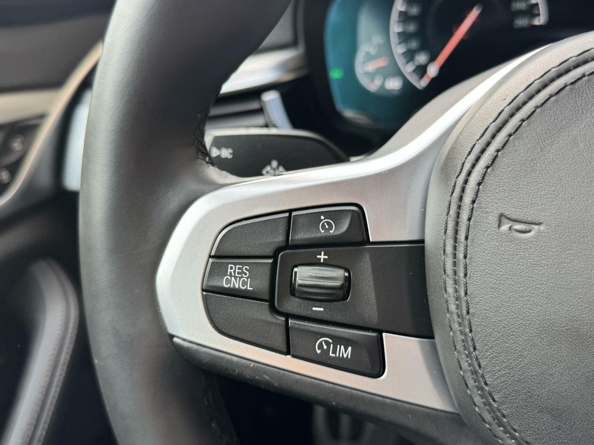 BMW 5 Serie Touring 520i Automaat M-sport | 20 inch lichtmetalen velgen | Navigatie proffesional | Sportstoelen | Stoelverwarming voor | Climate control | Cruise control | Parkeersensoren voor en achter 43770682-11.jpg | Timcars.nl